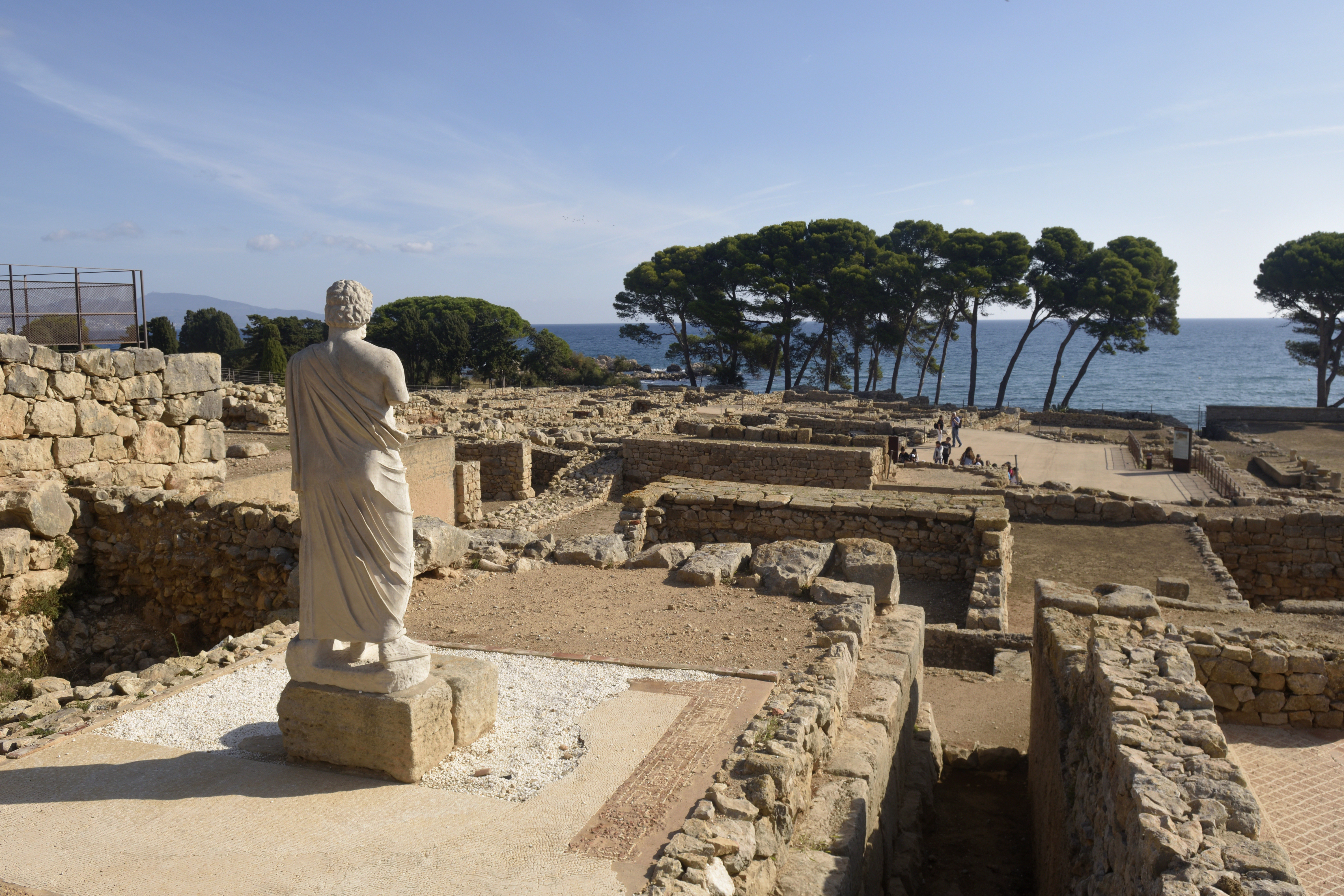 Estàtua d'un deu al mig d'un jaciment mirant el mar
