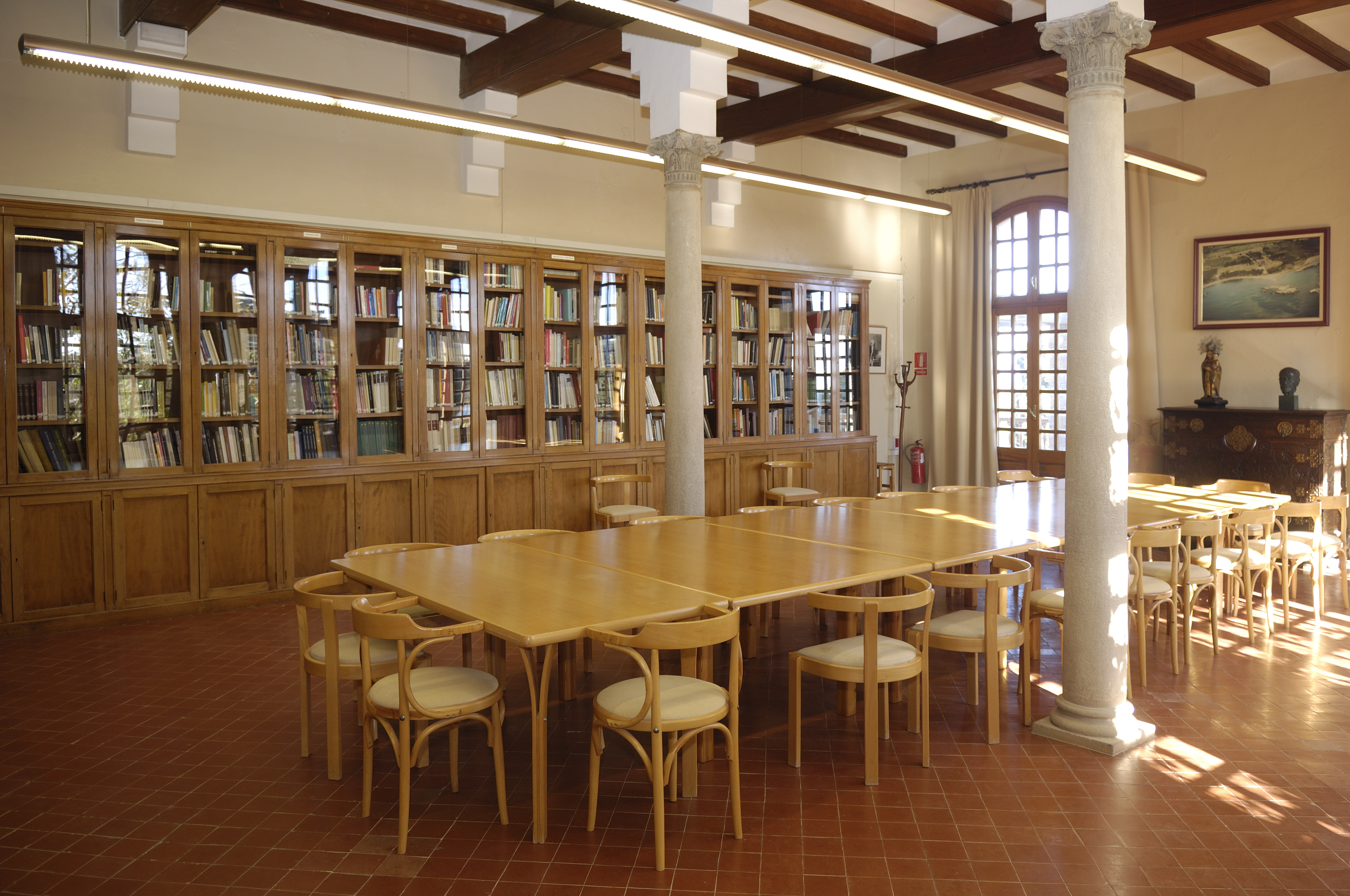 Interior d'una biblioteca amb finestrals.