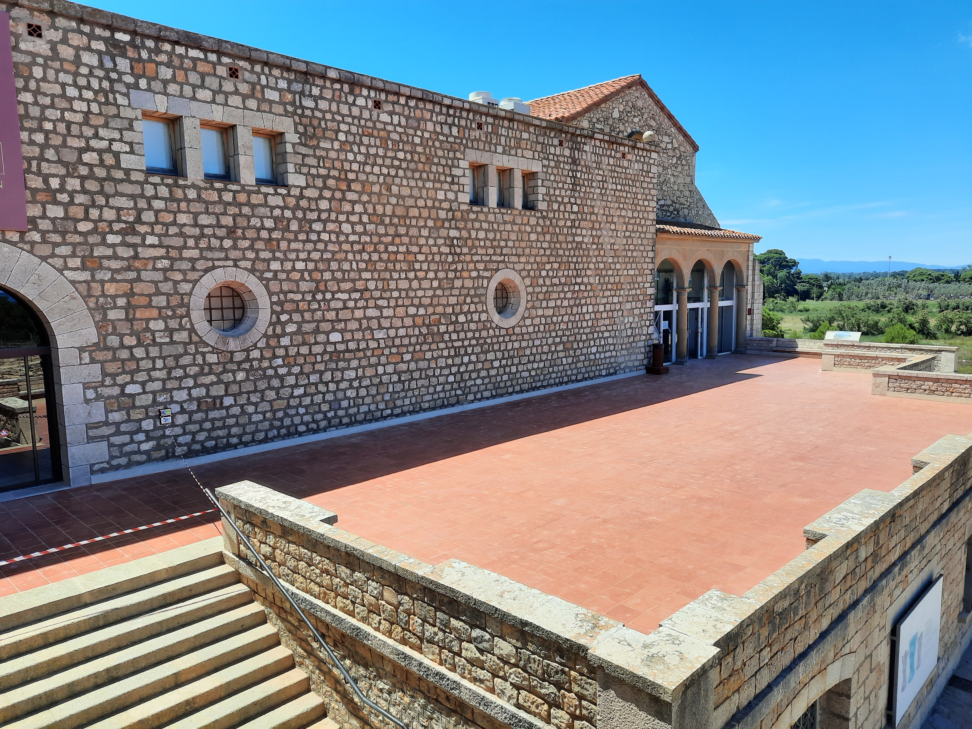 Terrassa exterior d'un primer pis.