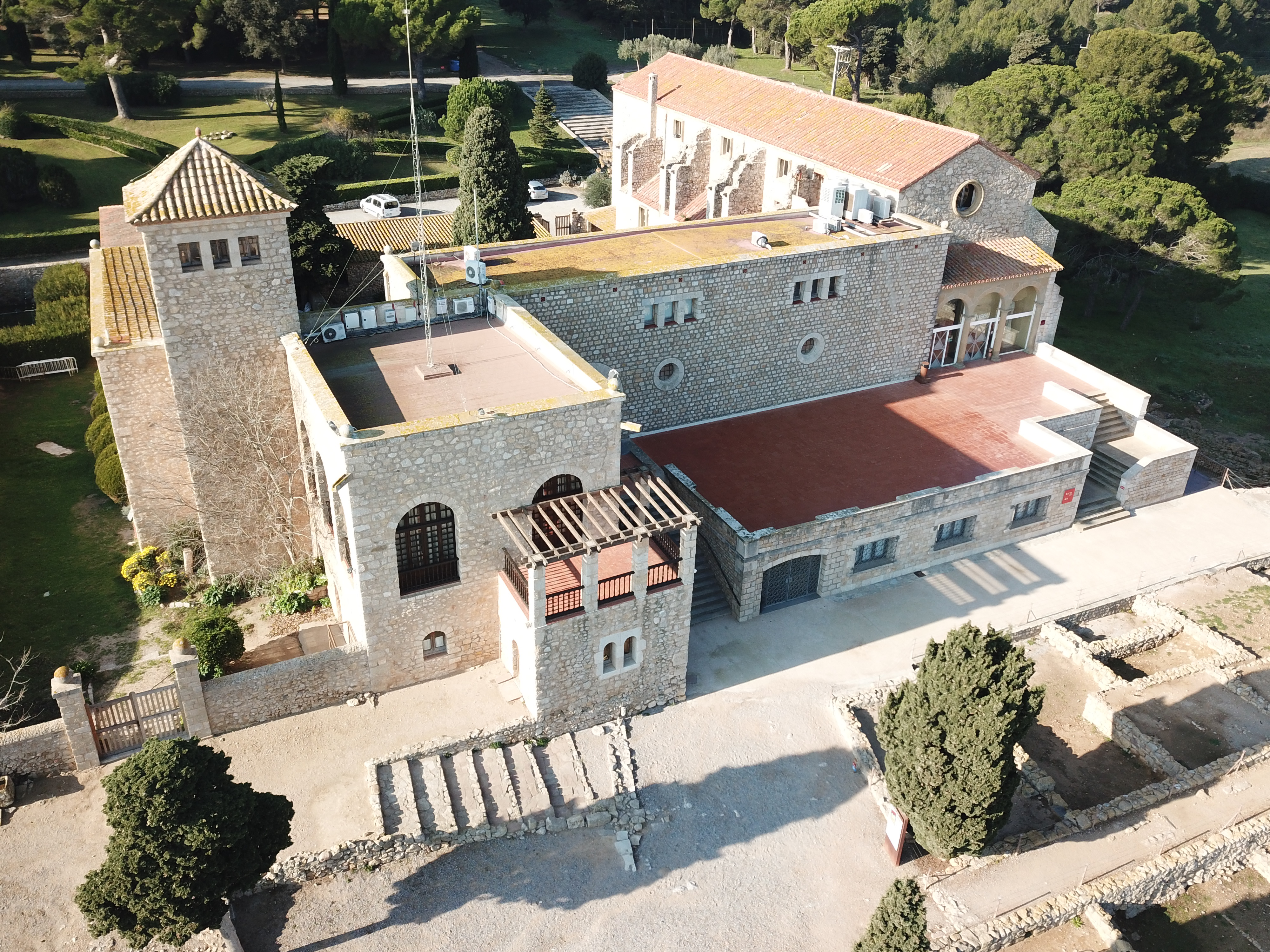 Vista aèria d'una terrassa d'un edifici històric.