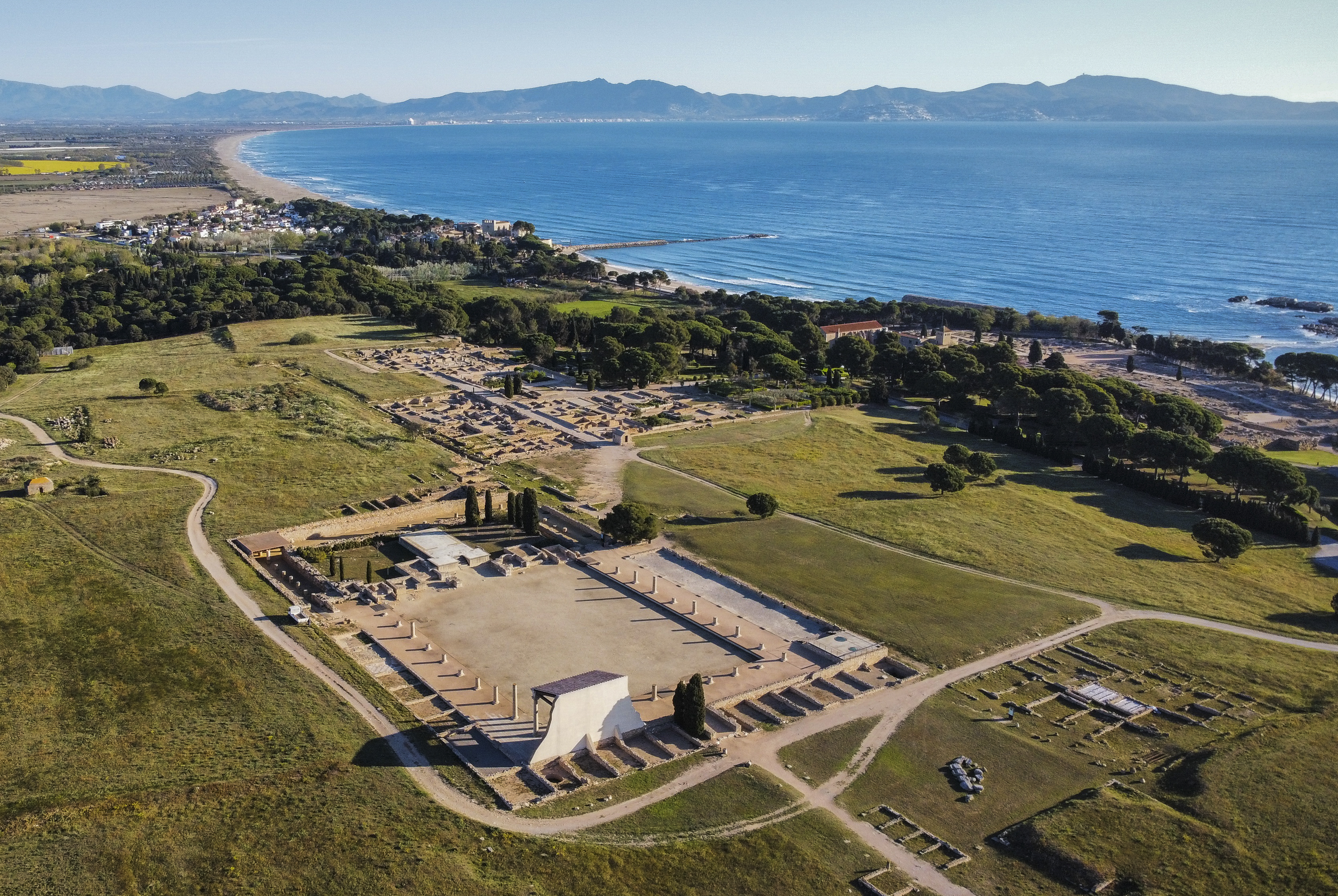 Jaciment grec i romà al costat del mar vist des de l'aire.