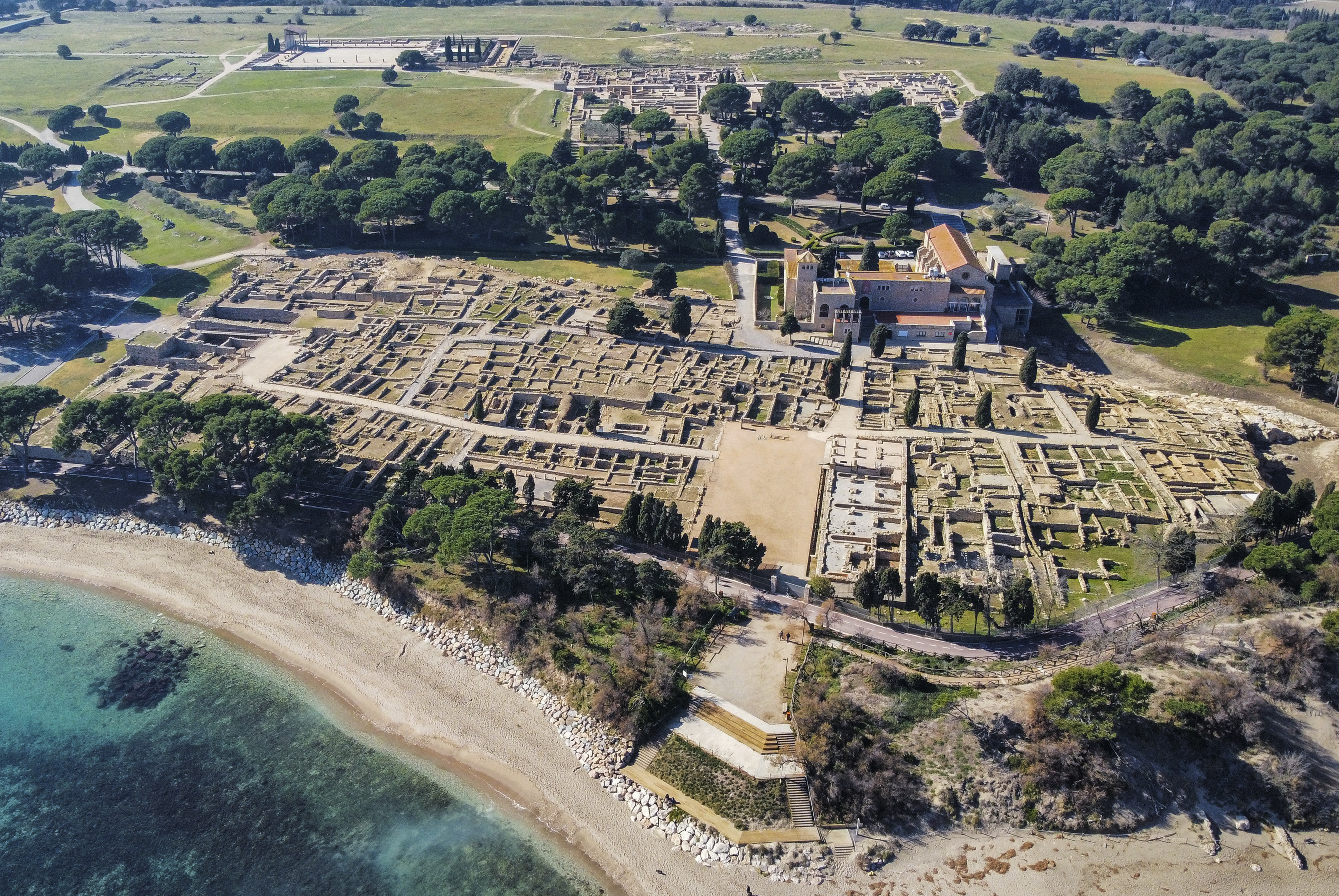 Ciutat grega d'Empúries des de l'aire, mar de fons. 