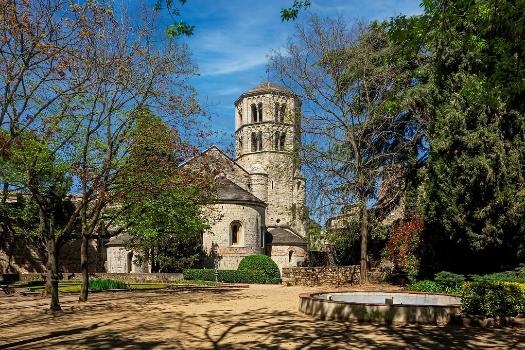 L'exterior del monestir de Sant Pere de Galligants