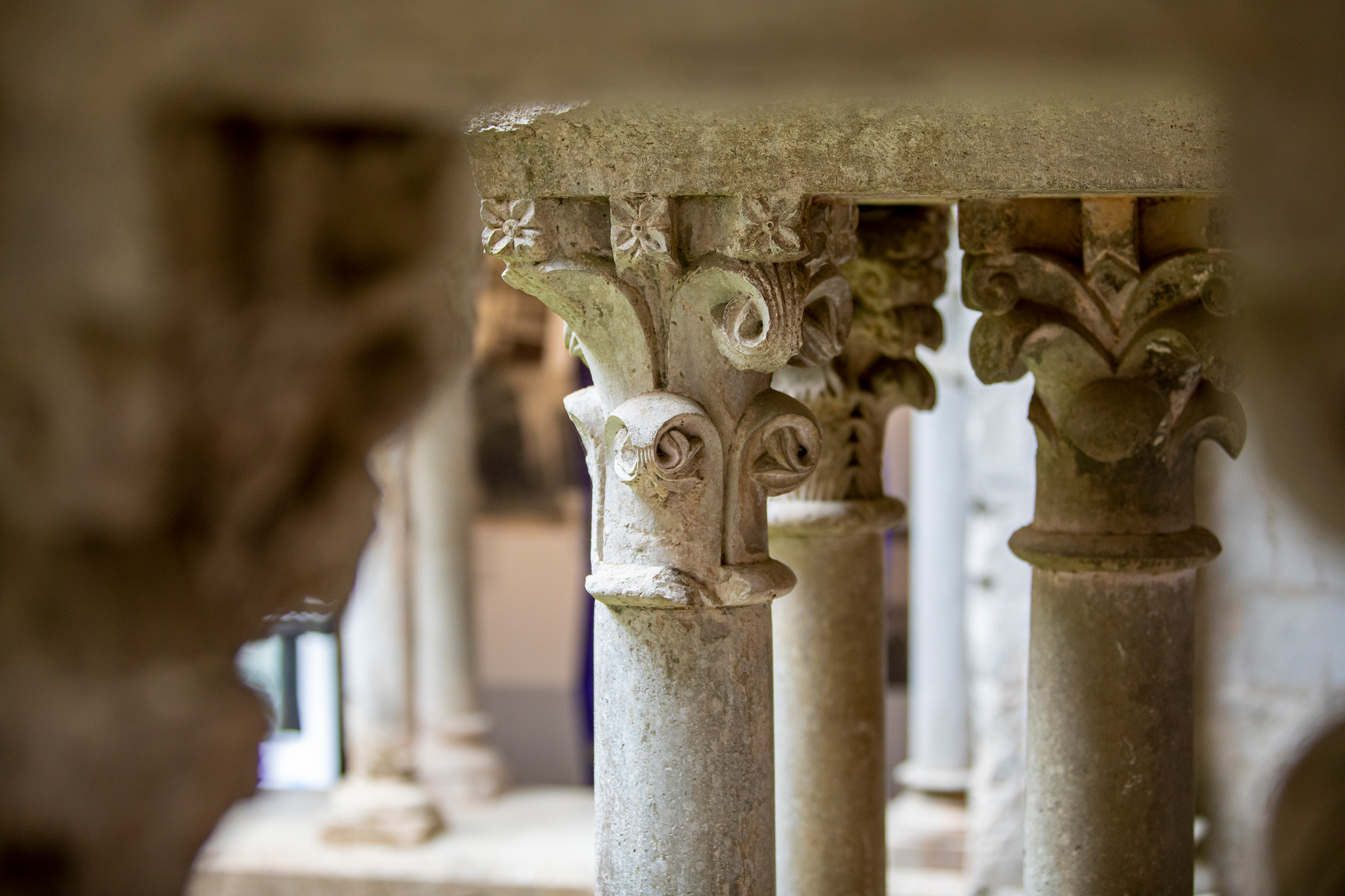 Detall d'un capitell romànic.