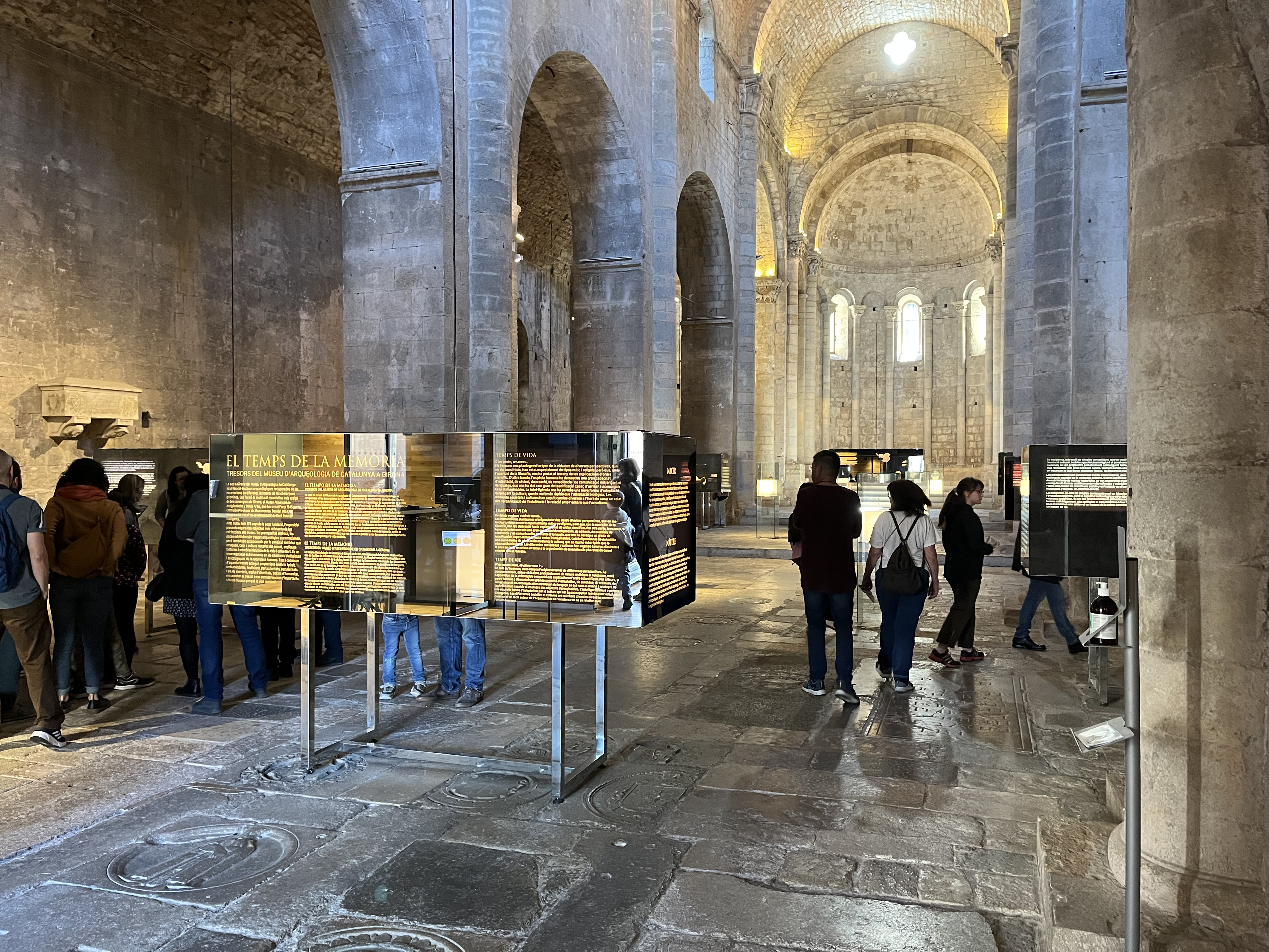 Visitants en una exposició dins una església.