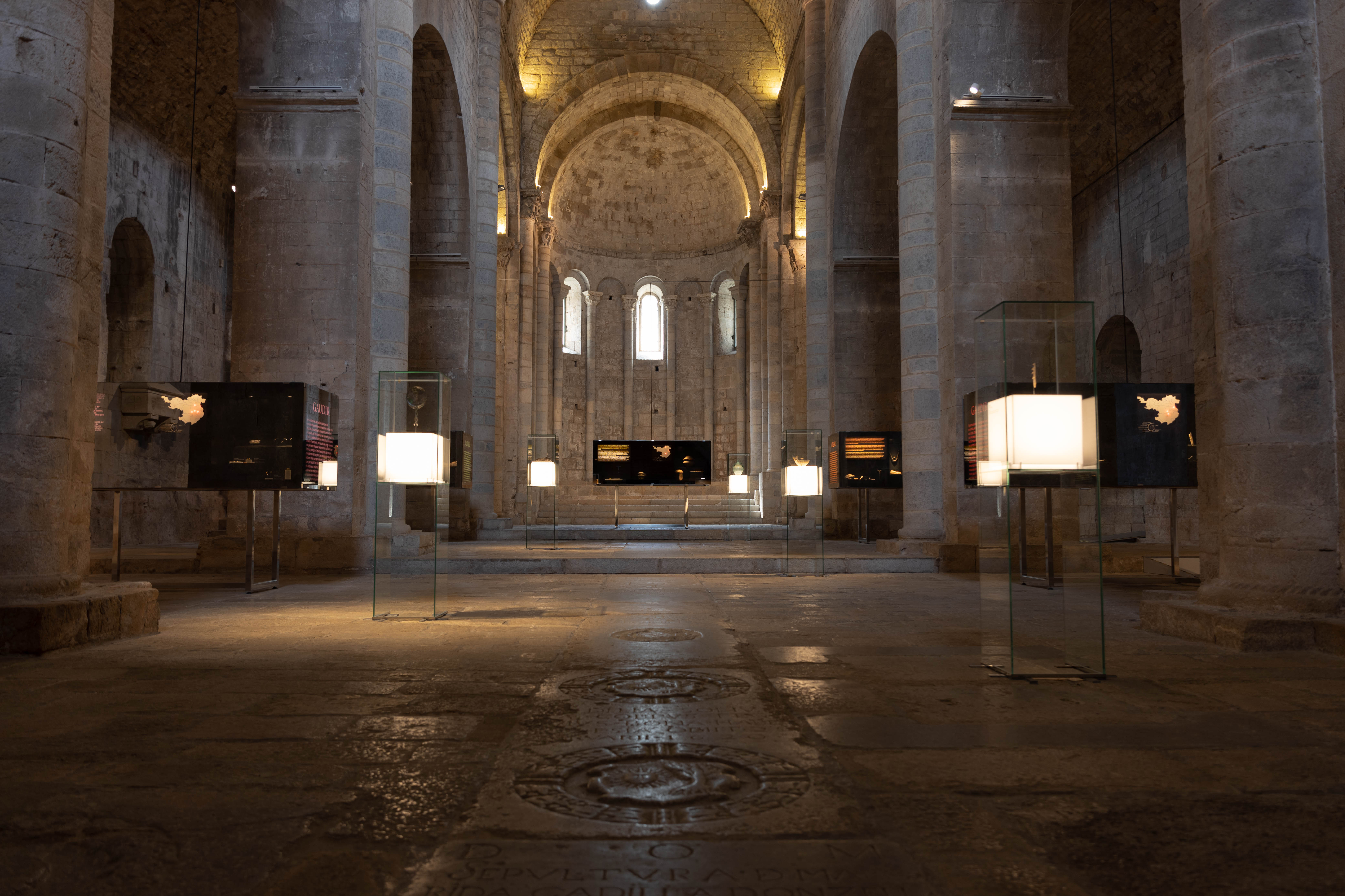 Interior d'una esglèsia romànica.