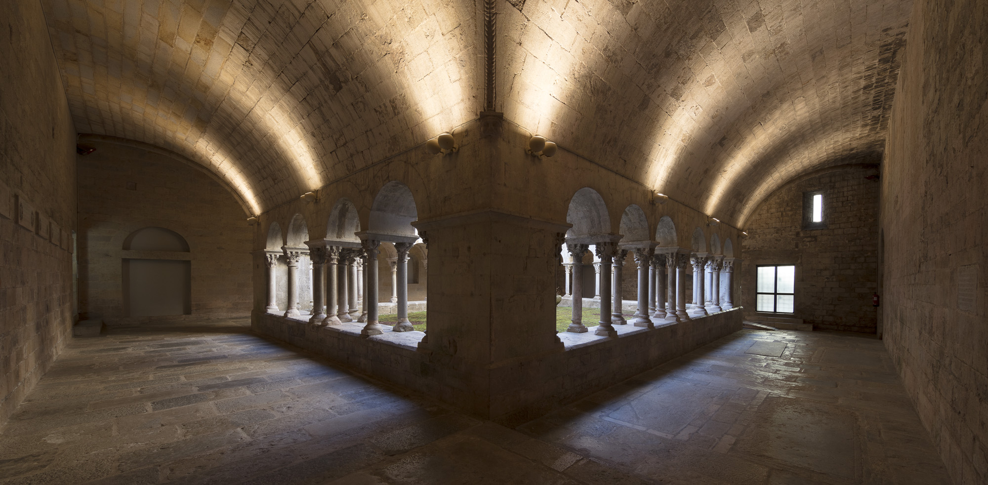 Interior d'un claustre romànic. 