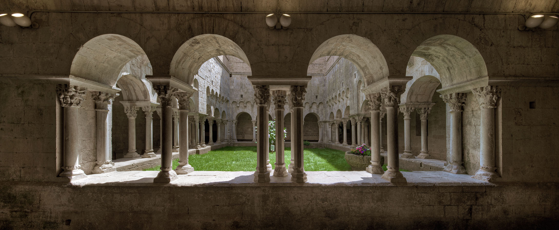 Claustre d'un monestir romànic
