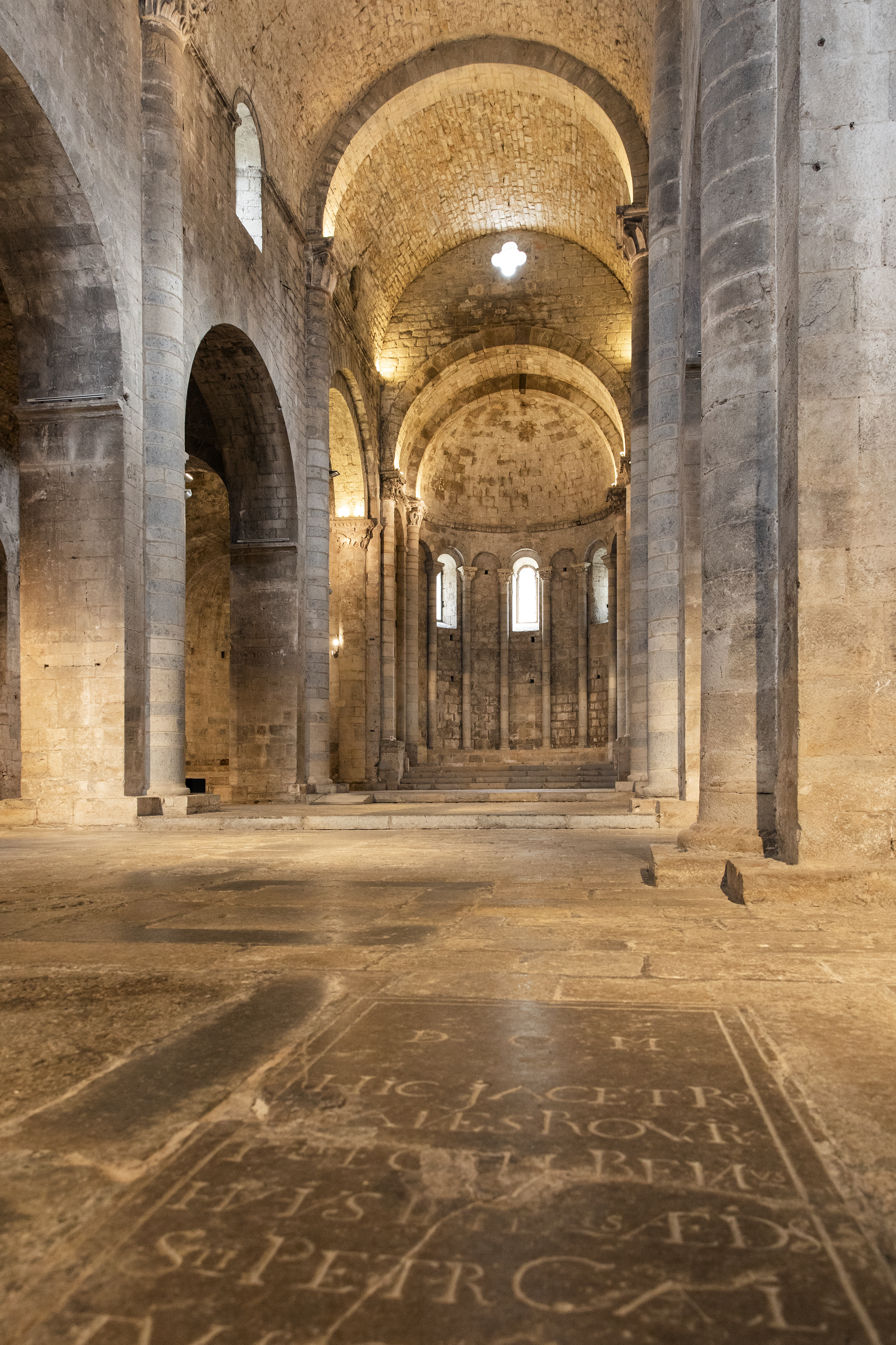 Interior d'una esglèsia romànica.