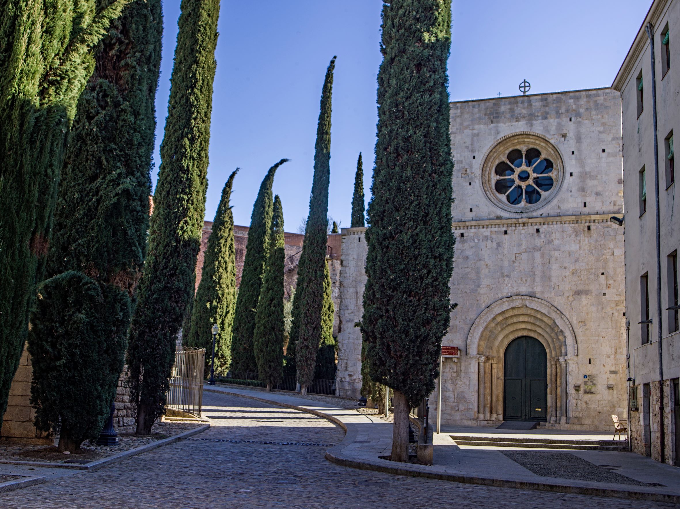Espai exterior de l'entrada a l'església del Monestir romànic de Sant Pere de Galligants.