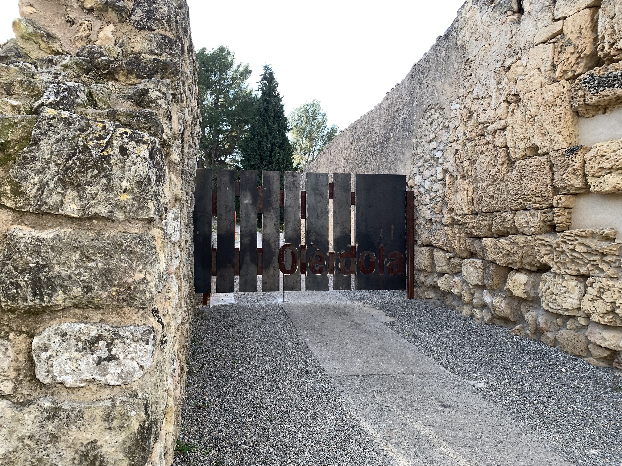 Porta d'entrada del conjunt monumental d'Olèrdola