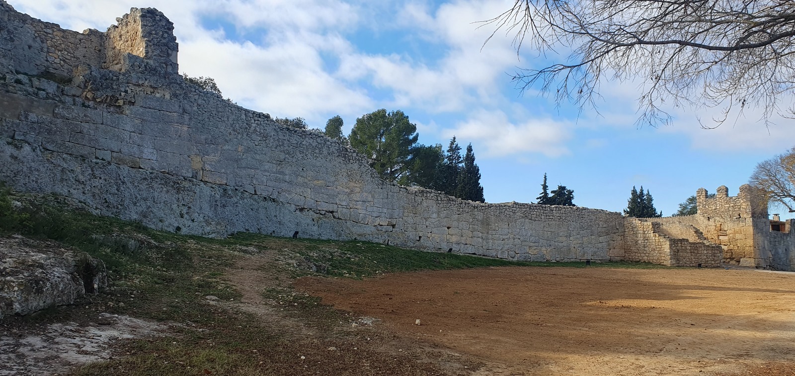 Muralla exterior del conjunt monumental d'Olèrdola. 