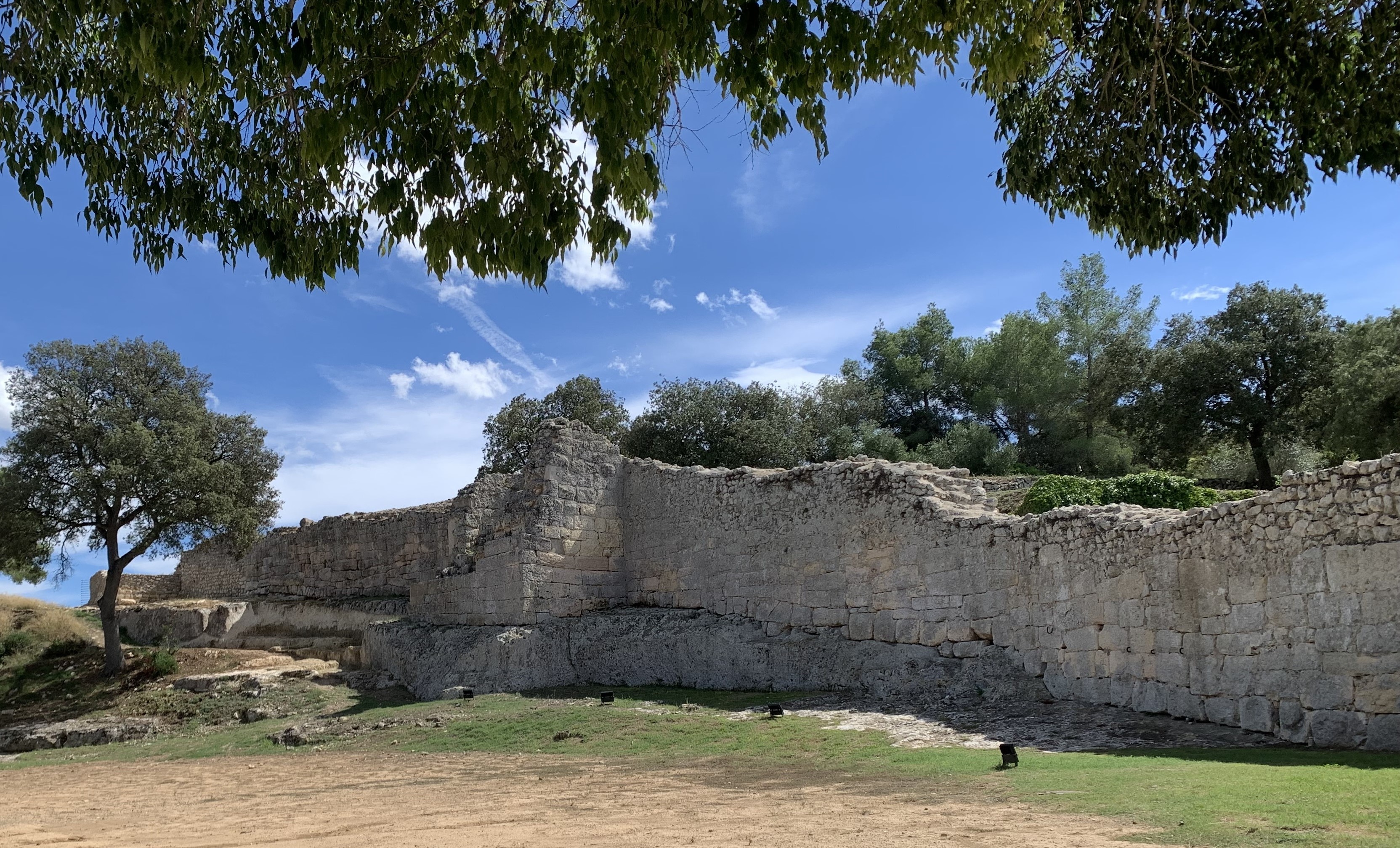 Muralla exterior d'un conjunt monumental.