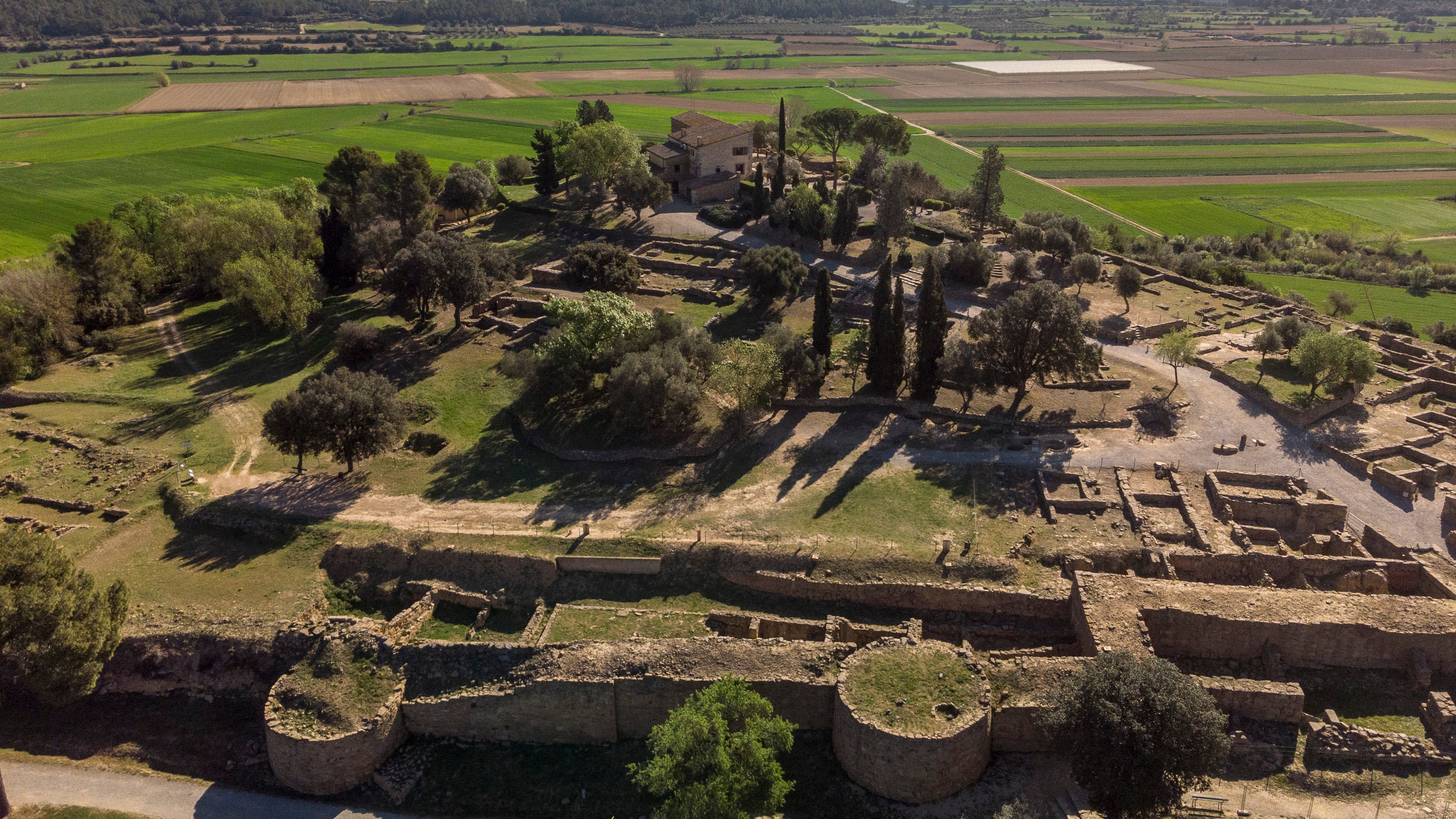 Ruïnes d'un poblat ibèric vistes des de l'aire.