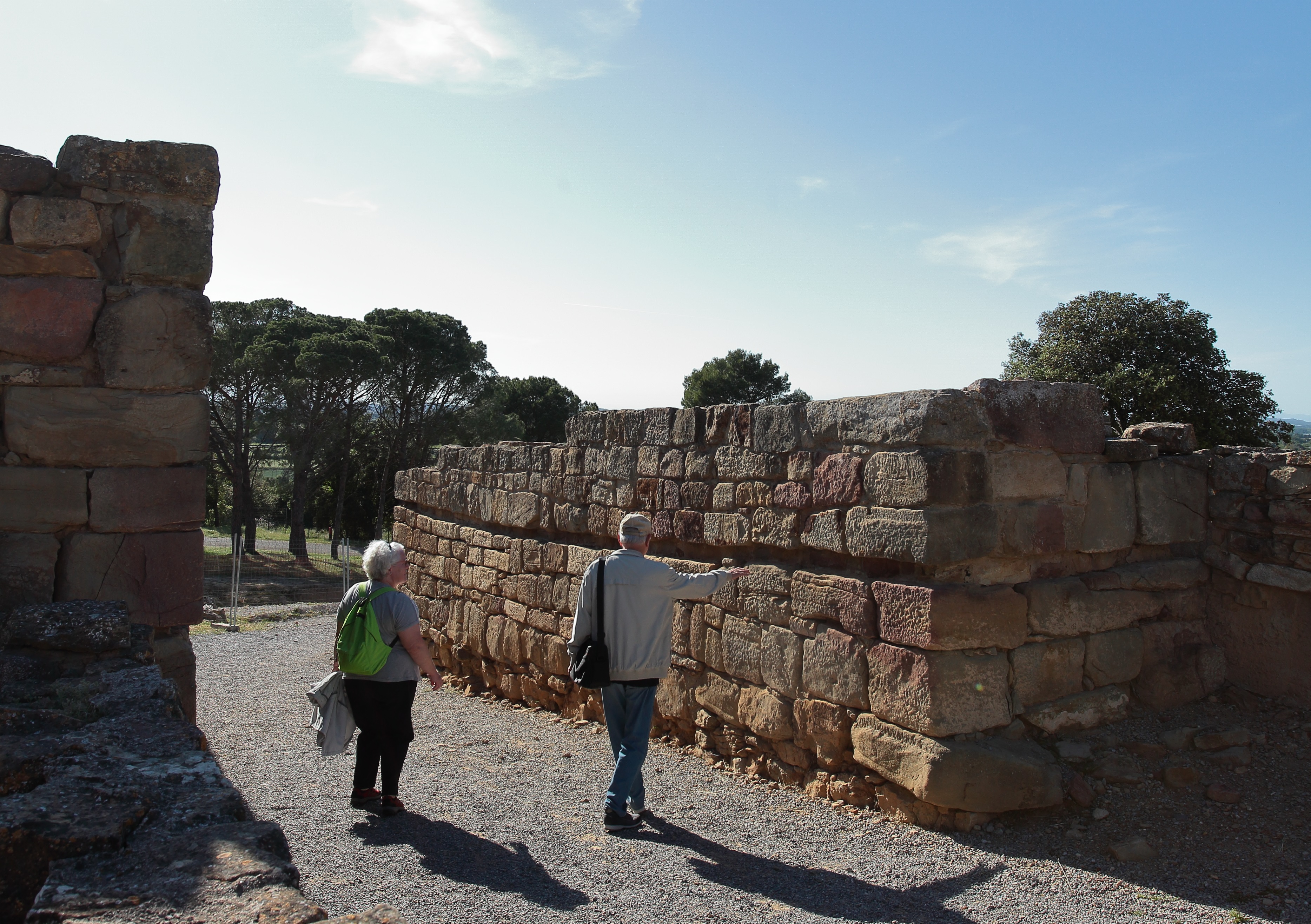 Dos visitant entrant al jaciment d'Ullastret