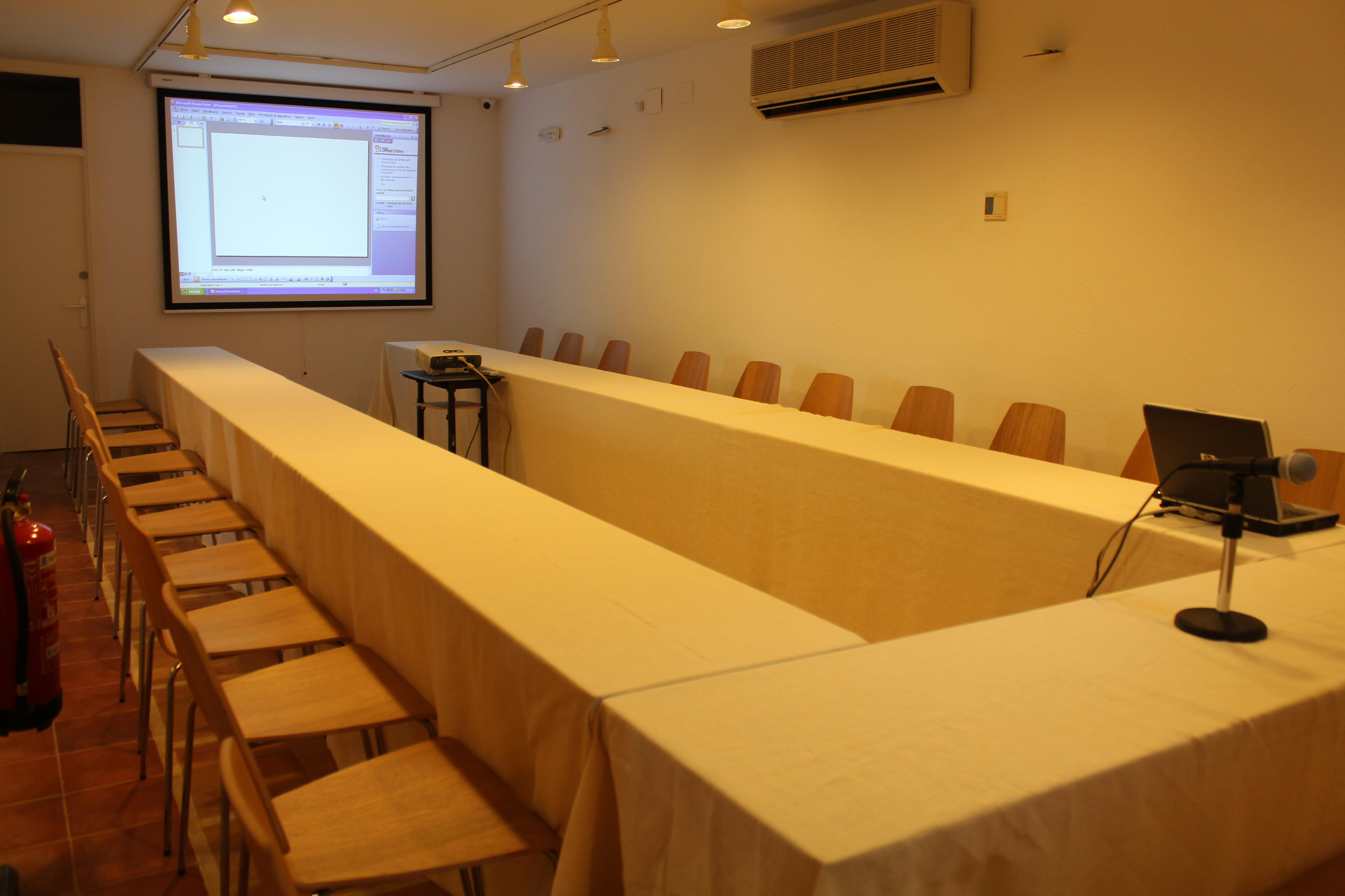 Sala de reunions amb una pantalla. 