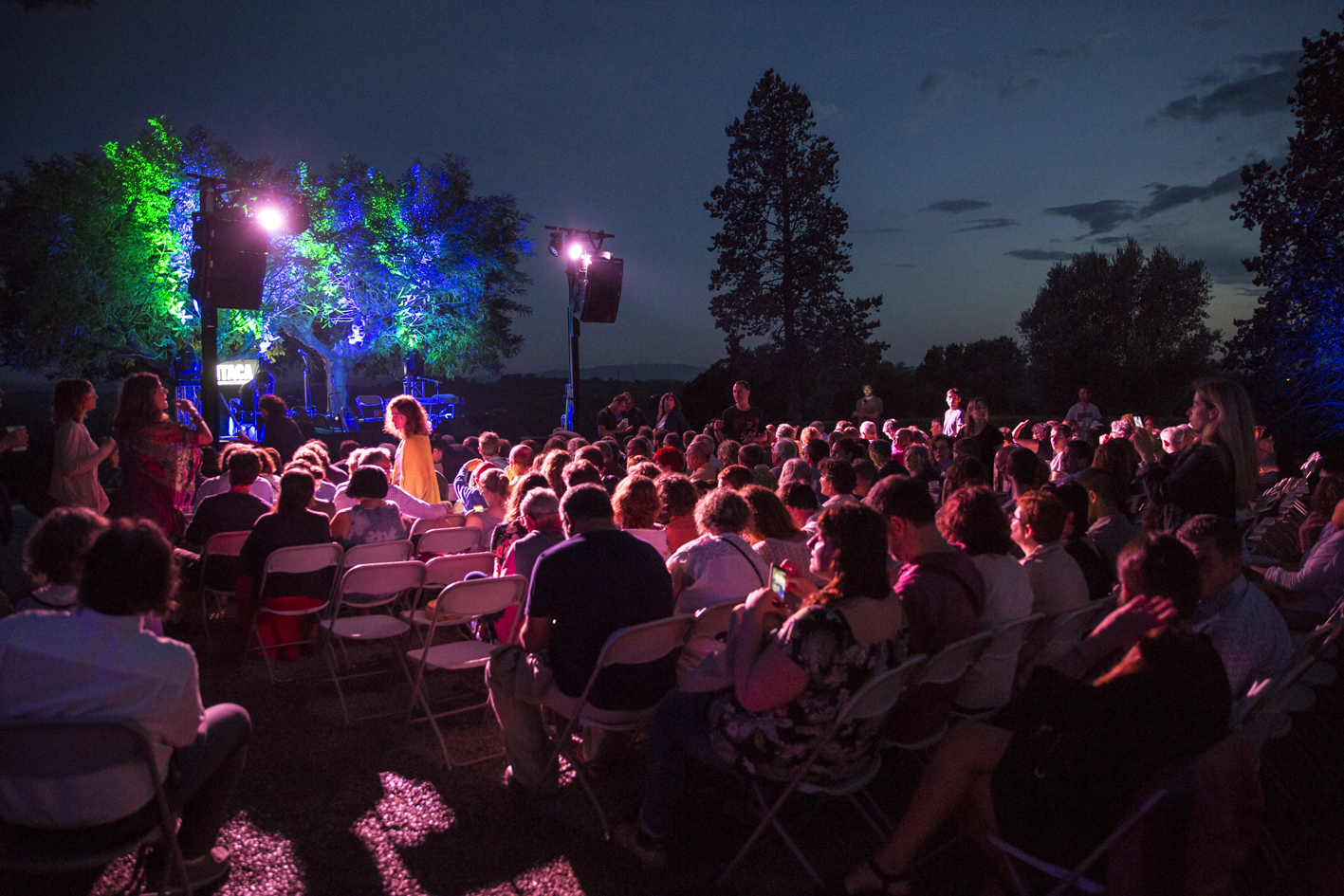 Concert nocturn amb assistents asseguts i jocs de llum