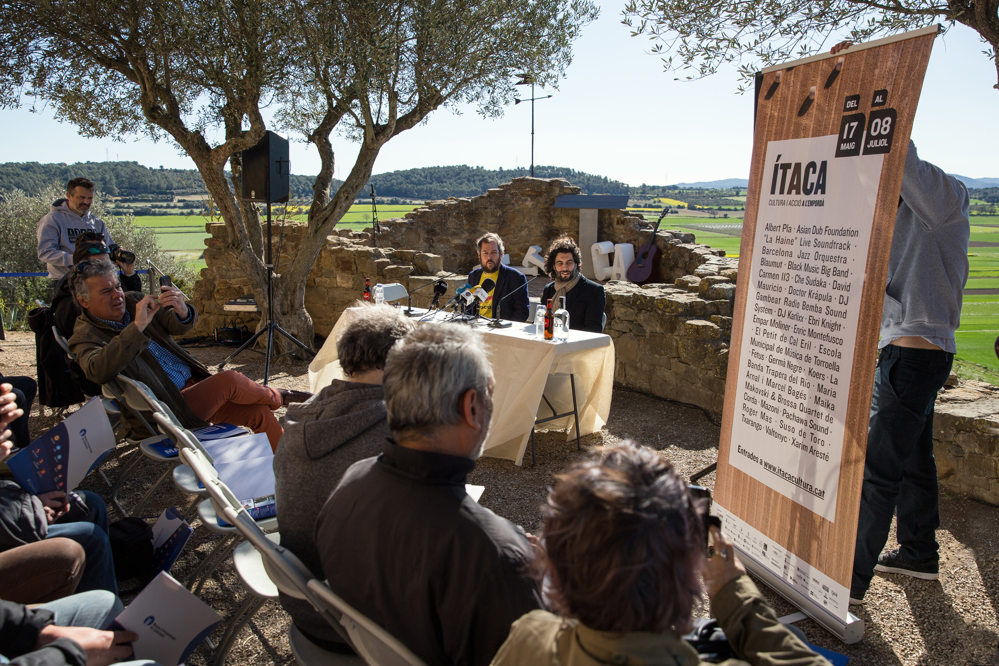 Presentació amb dos ponents en una zona exterior.