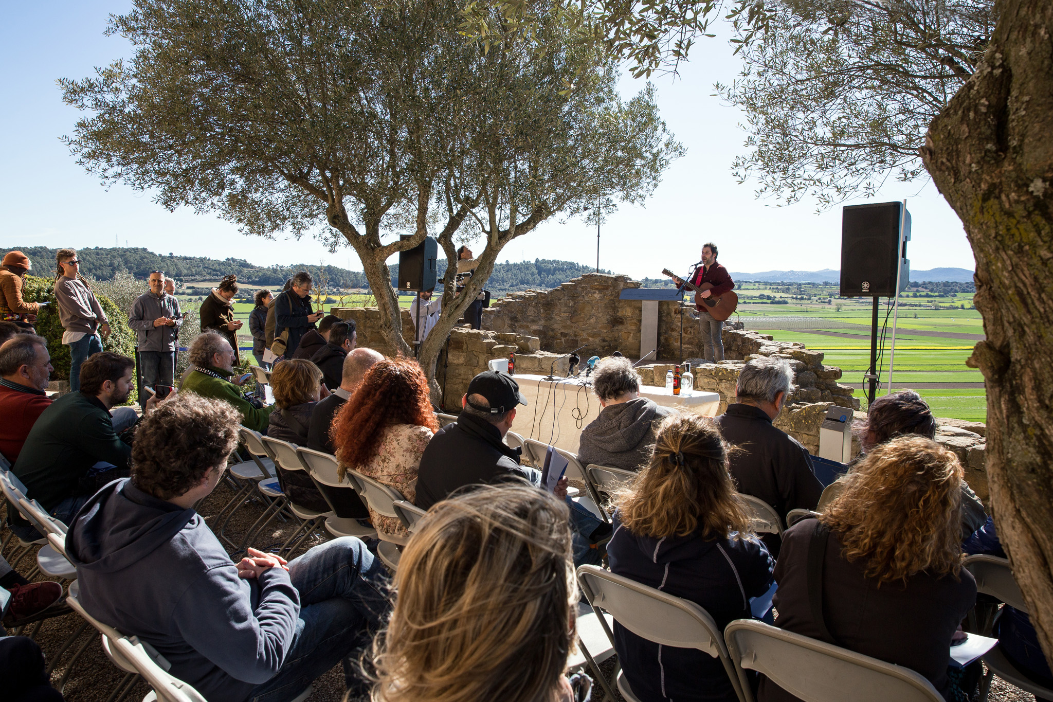 Concert diürn en un exterior al voltant de natura. 