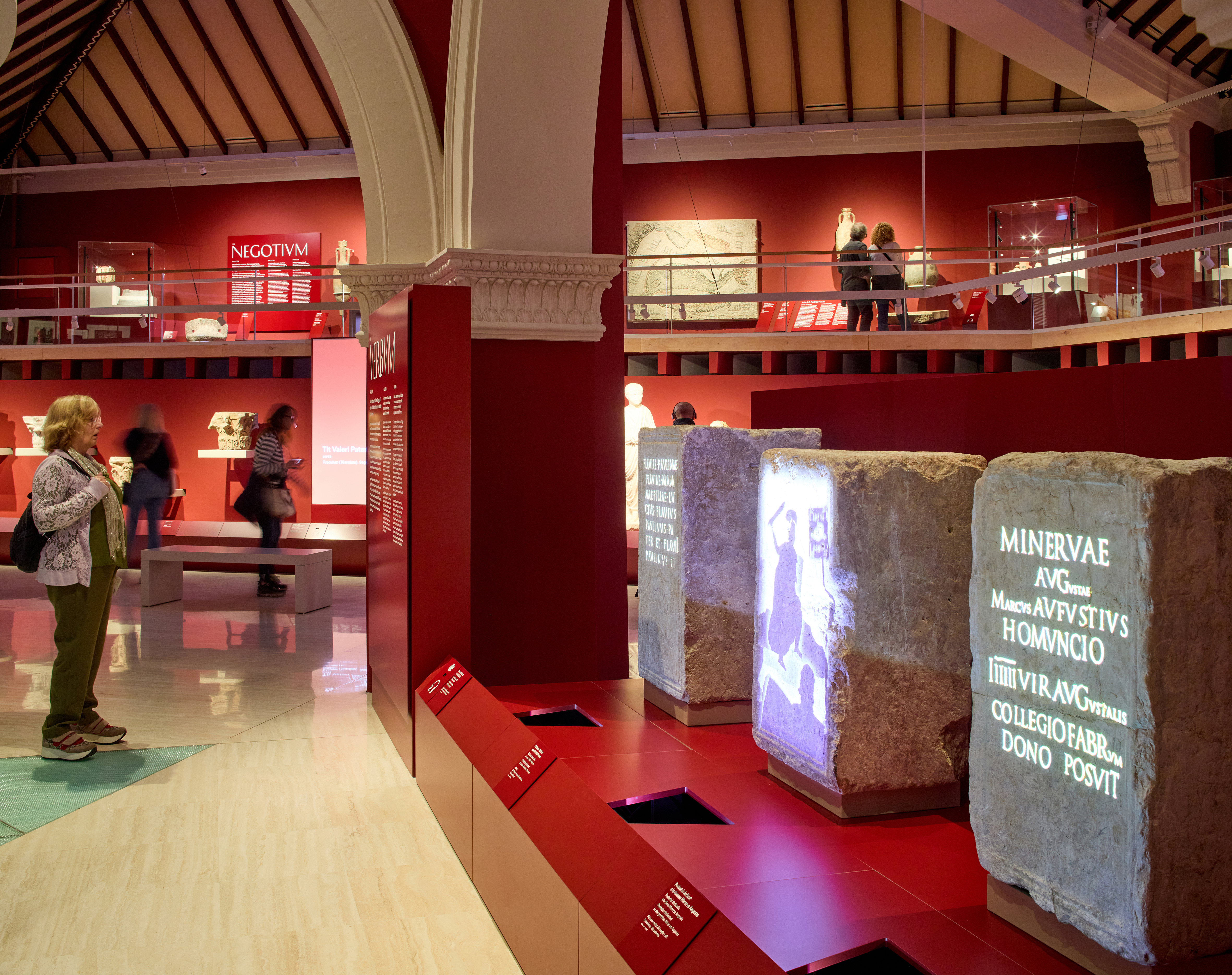 Tres làpides romanes amb projeccions