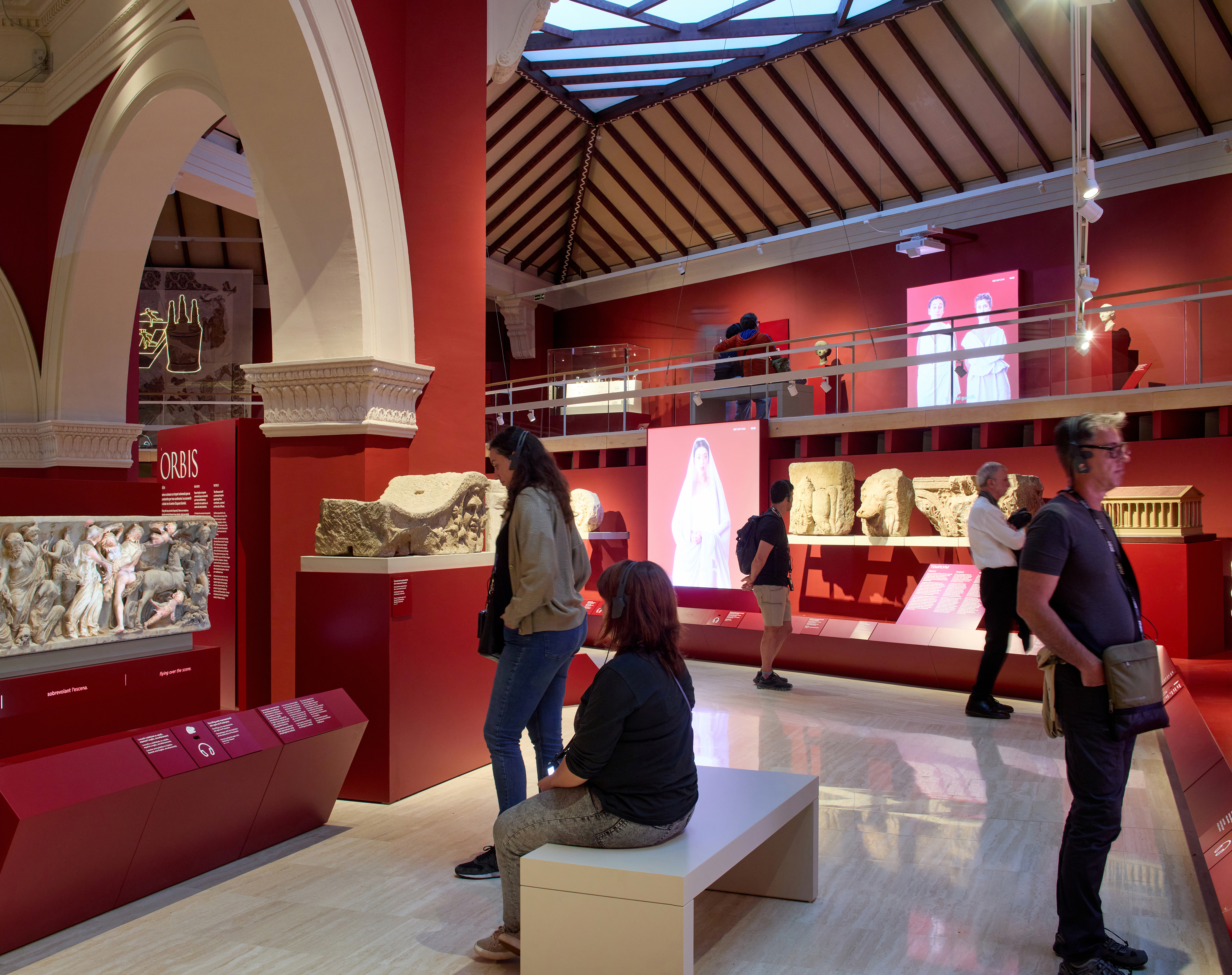 Un grup de persones visitant una exposició en un museu.