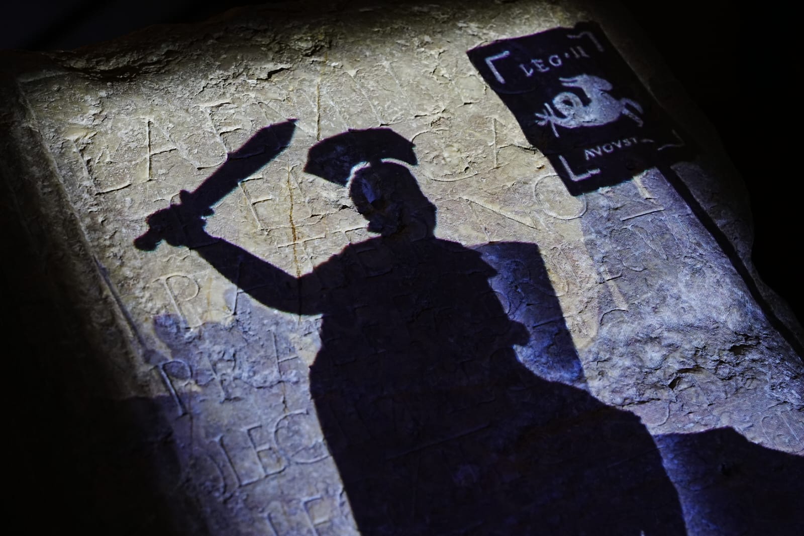 Projecció d'un soldat romà sobre una làpida.