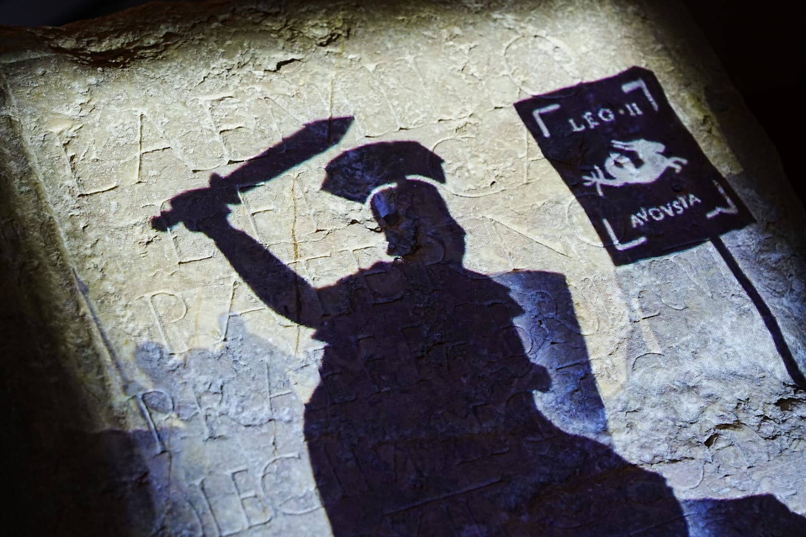 Projecció d'un soldat romà sobre una làpida.