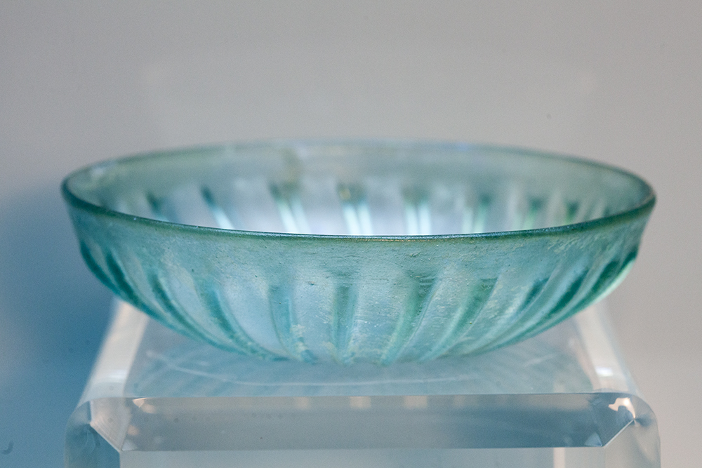 Plat de vidre blau translúcid.