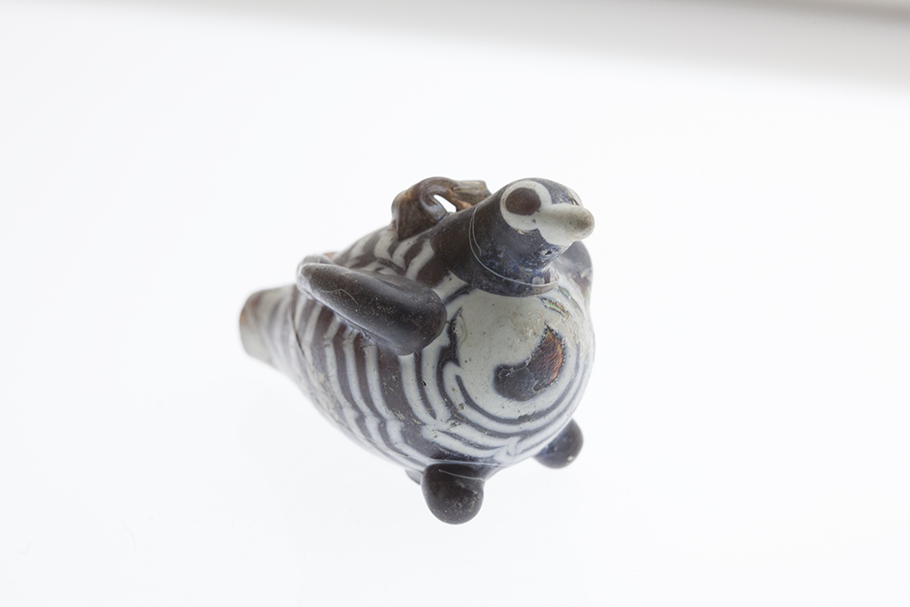 Petit recipient en forma d'oreneta.