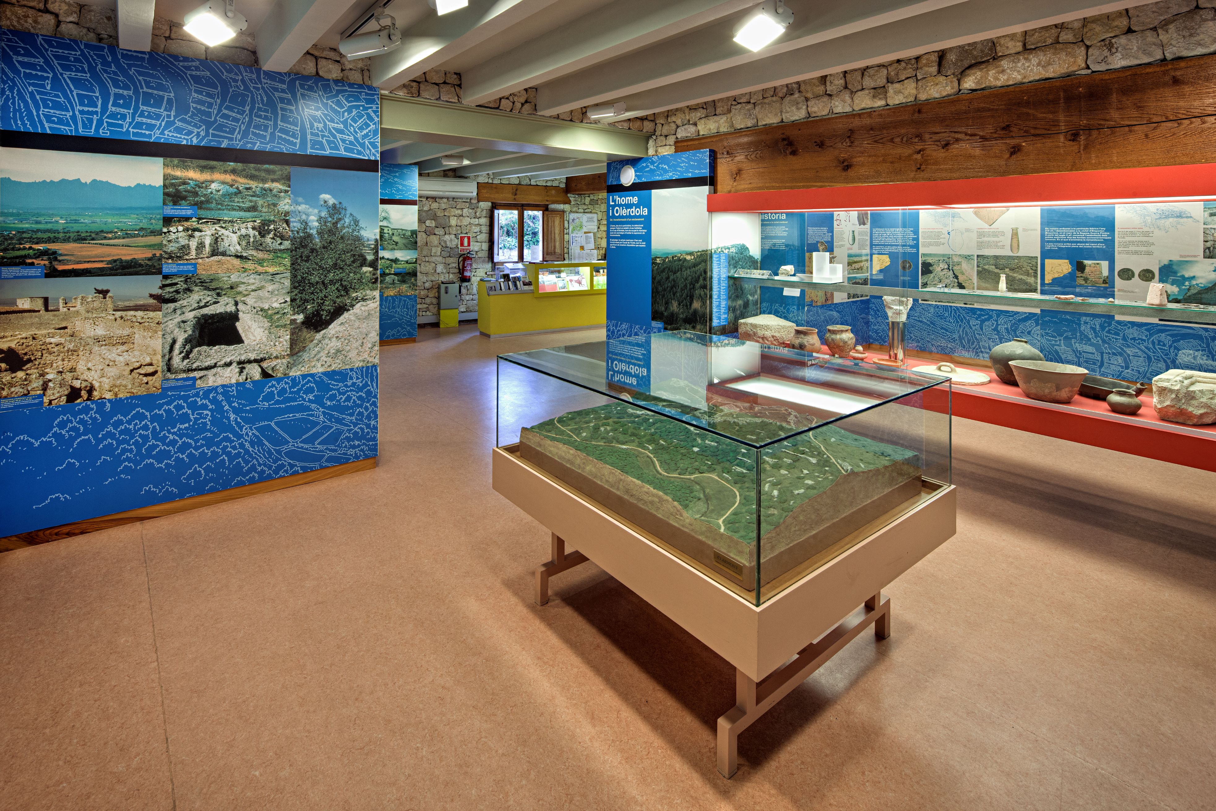 Vitrines i panells de l'interior del centre d'interpretació d'Olèrdola.