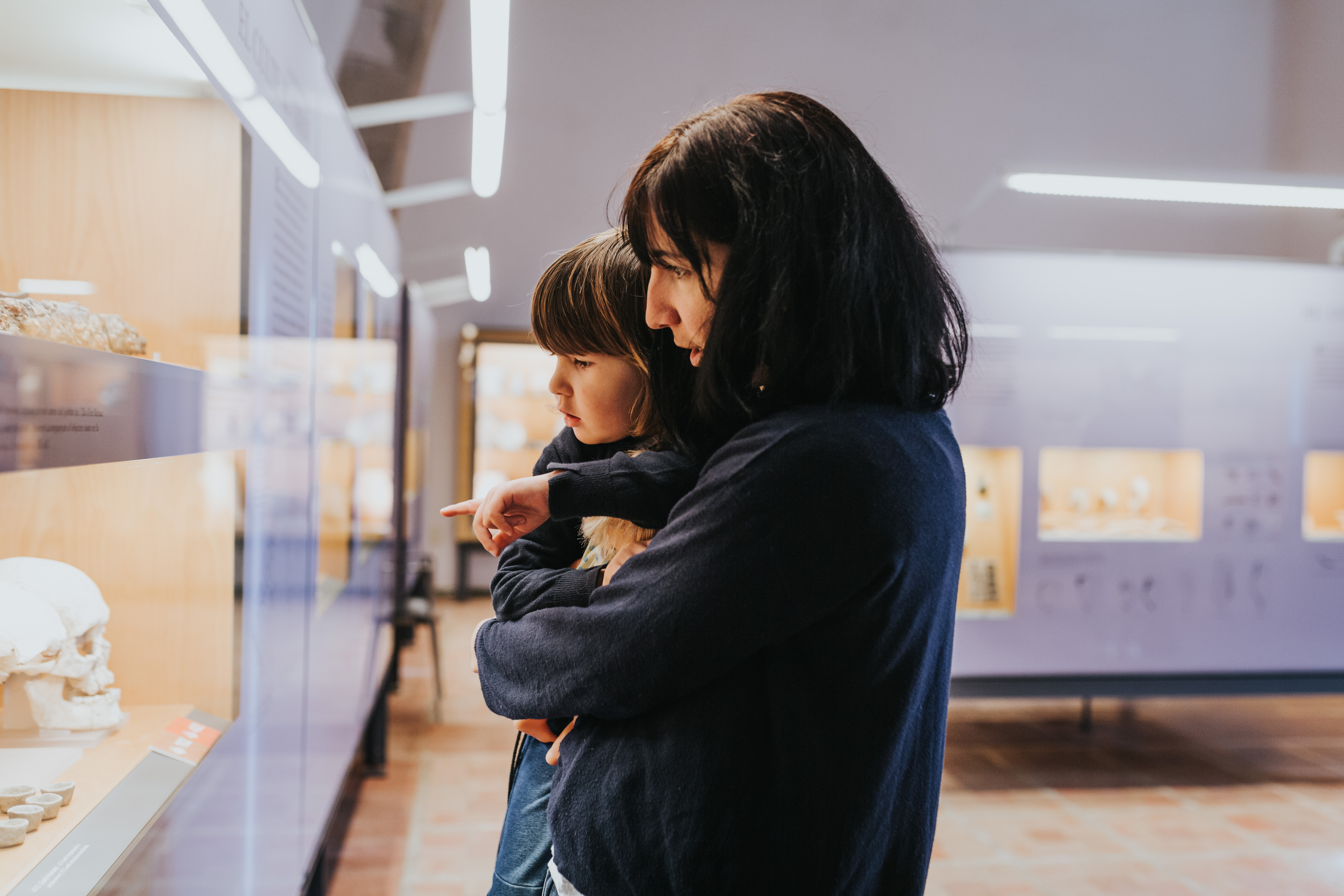 Mare i filla visitant un museu