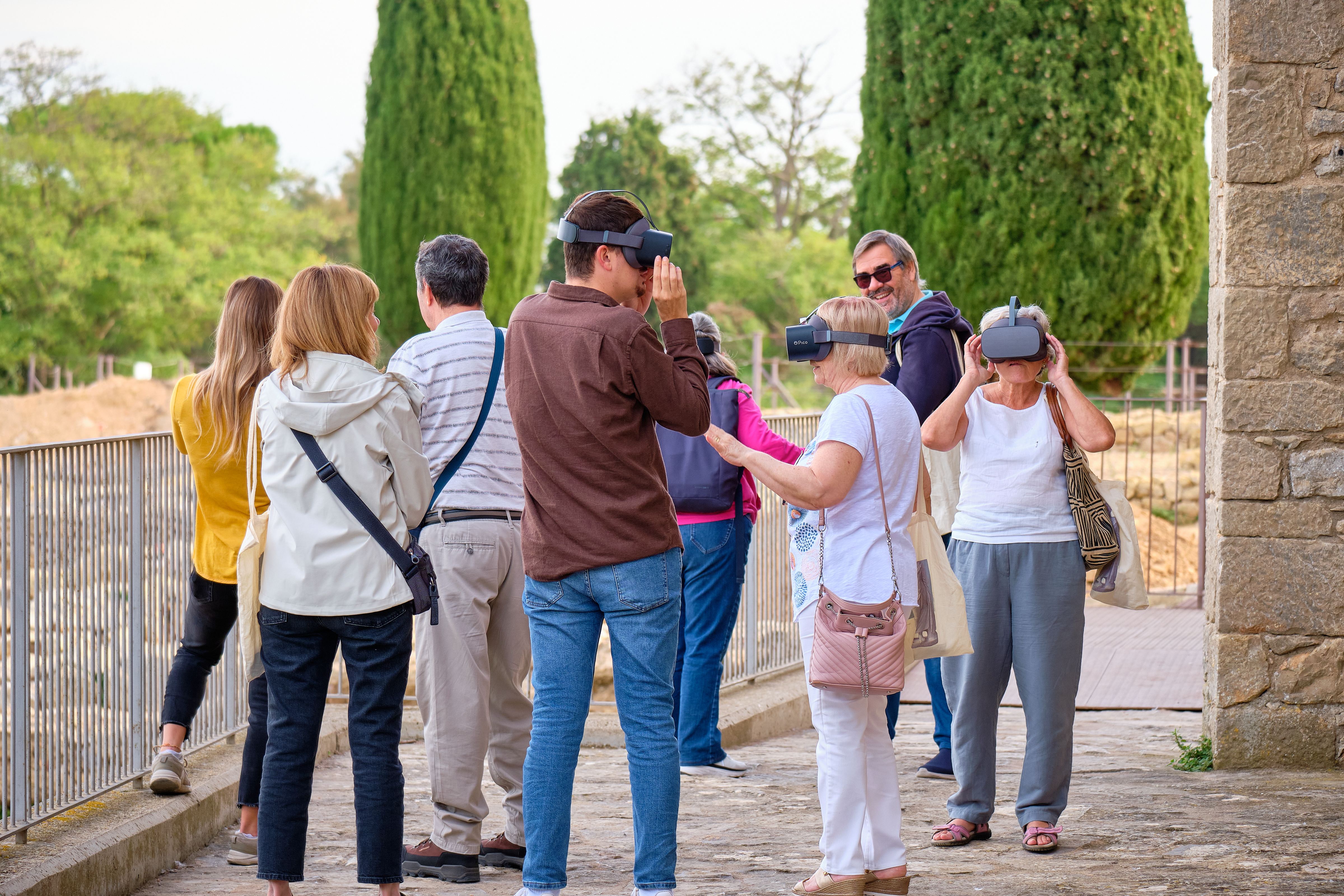 Un grup de visitants al jaciment d'Empúries fent una activitat de realitat virtual. 