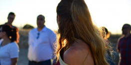 Primer pla del tors d'una dona vestida de romana mirant un home en segon pla