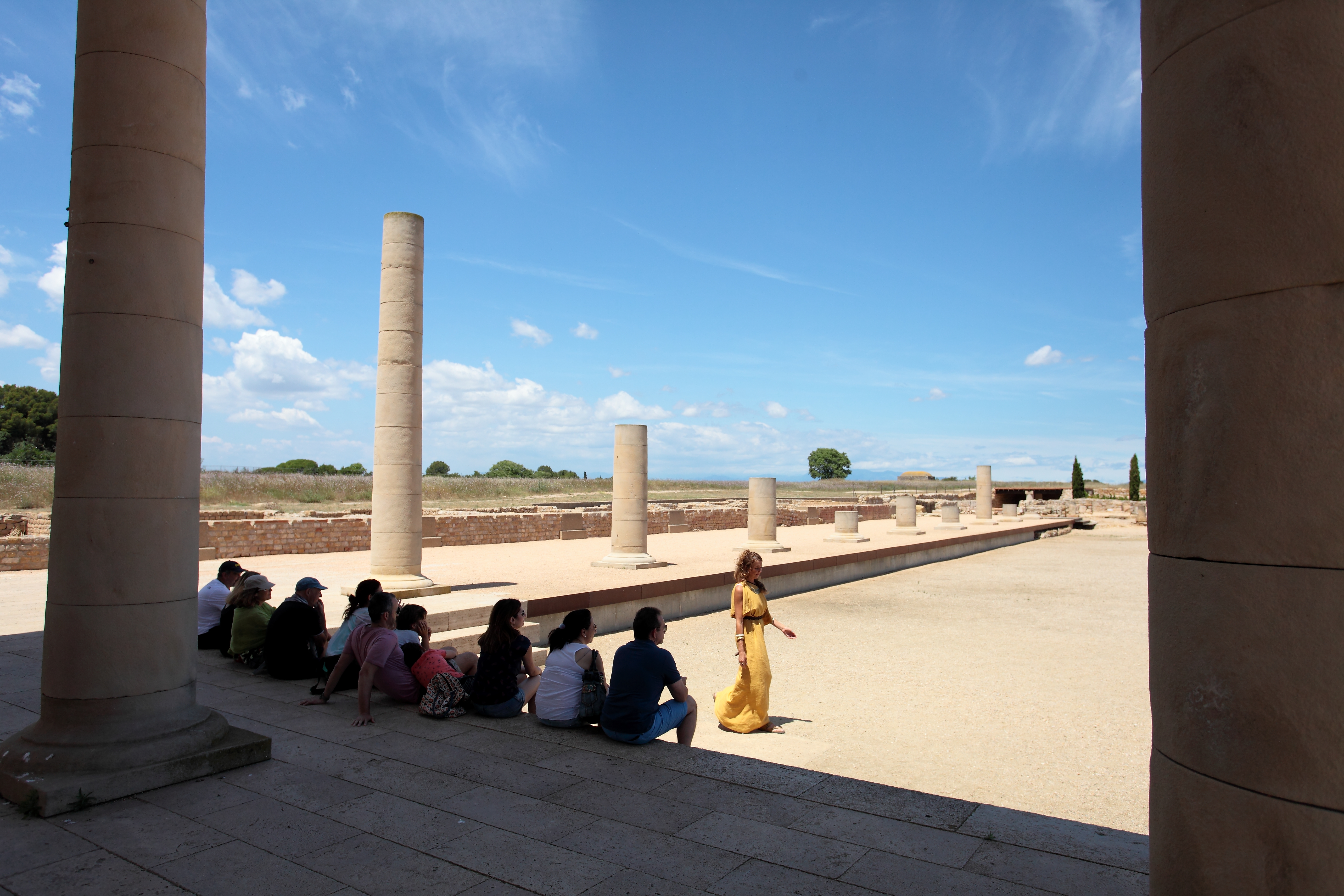 Una visita guiada en el claustre d'un monestir romànic.