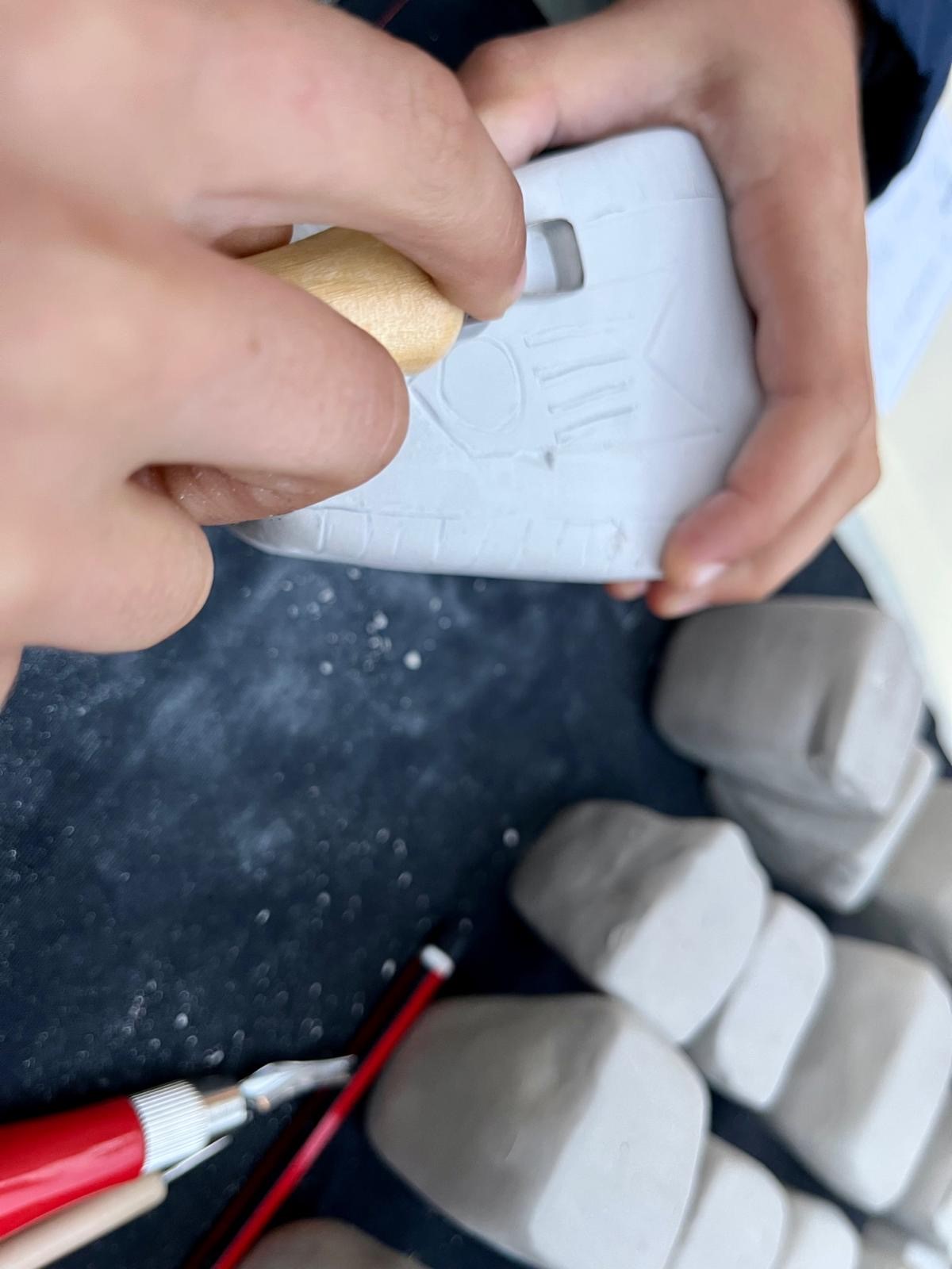 Nen creant el seu propi capìtell 