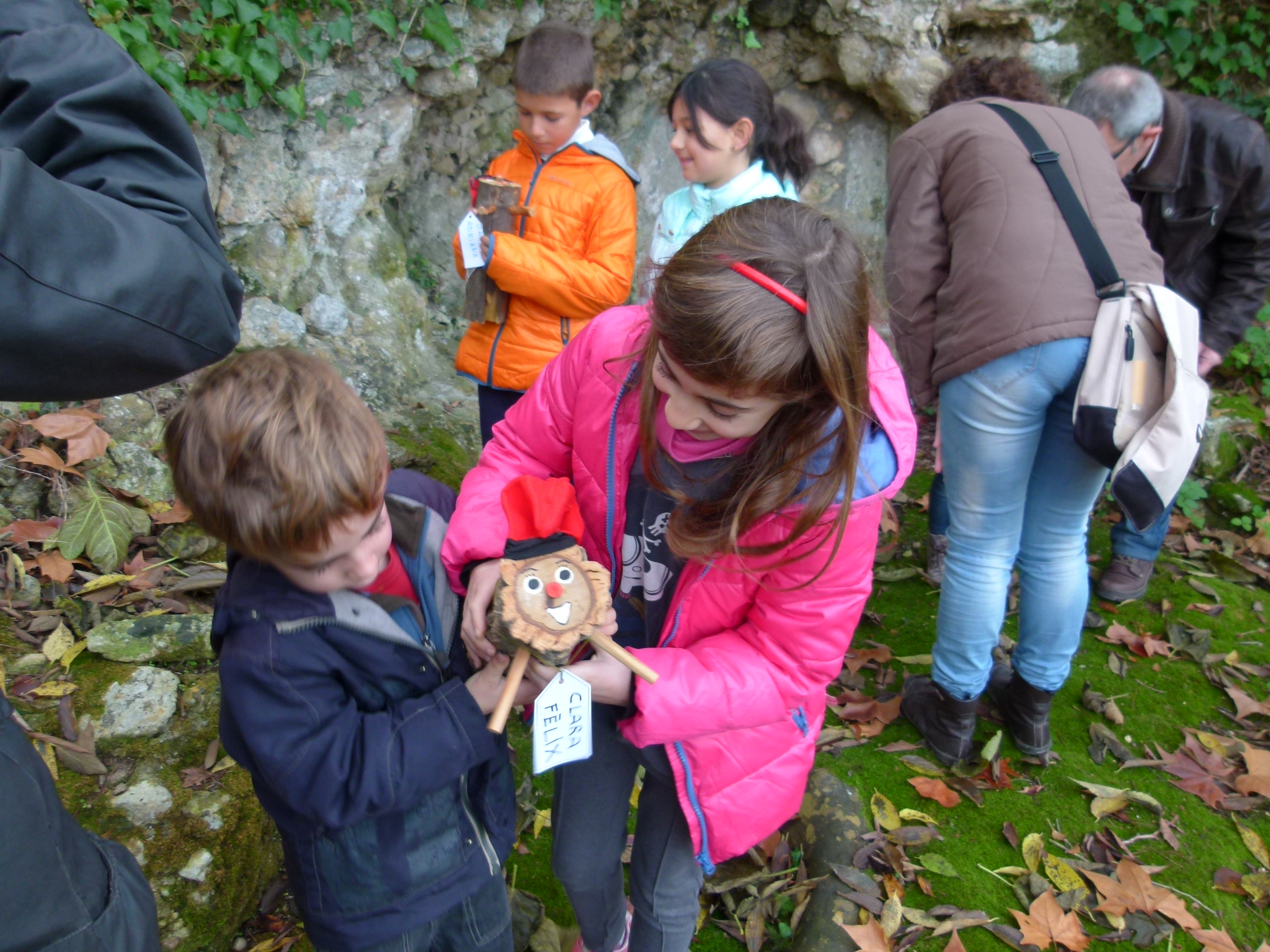 Dos infants aguantan un Tió entre mans