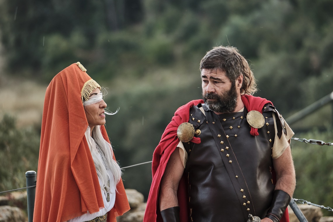 Dos actors en una visita teatralitzada a Ullastret