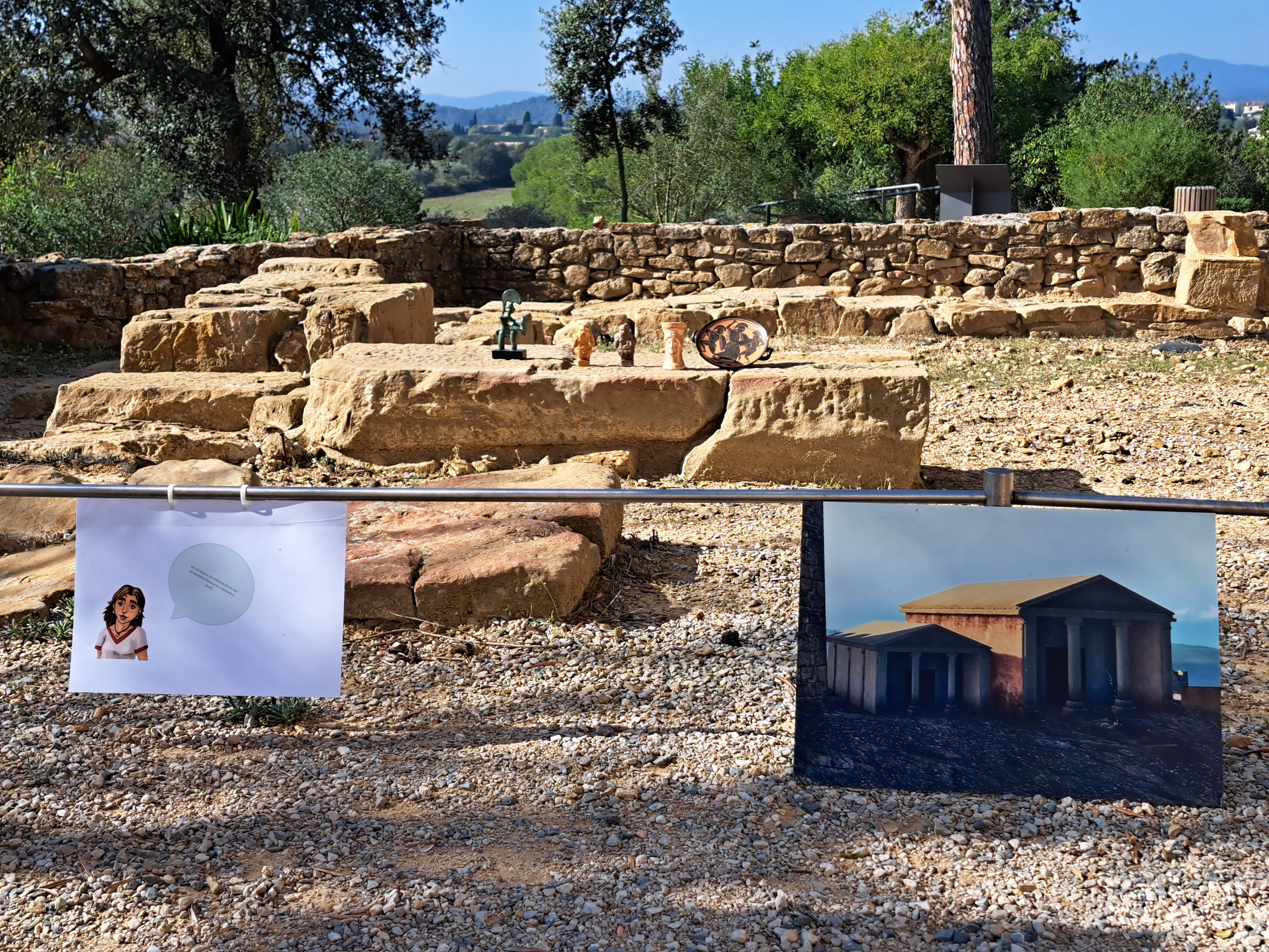 Imatge dels temples ibèrics d'Ullastret junt a un dibuix del personatge que guia la gimcana.