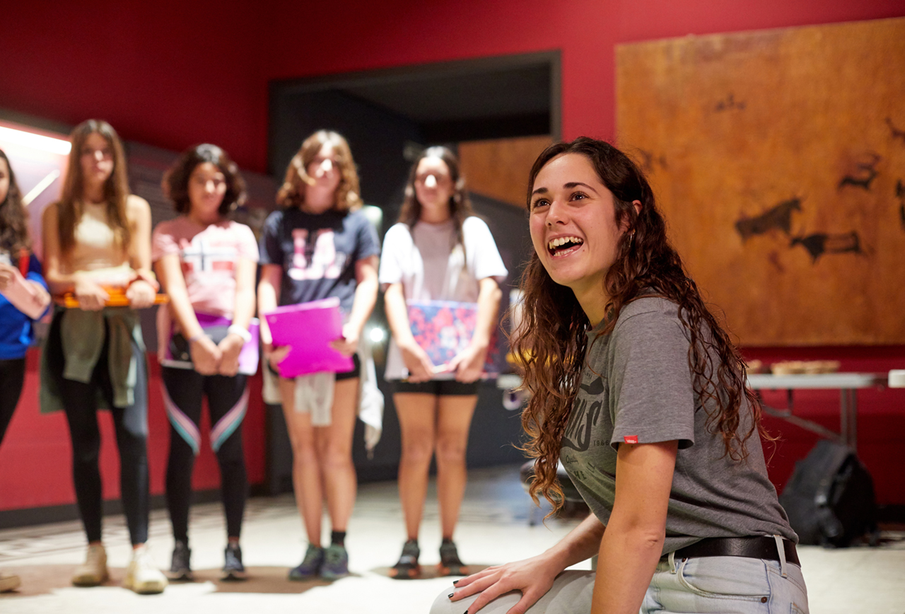 Educadora infantil fent una visita escolar en un museu