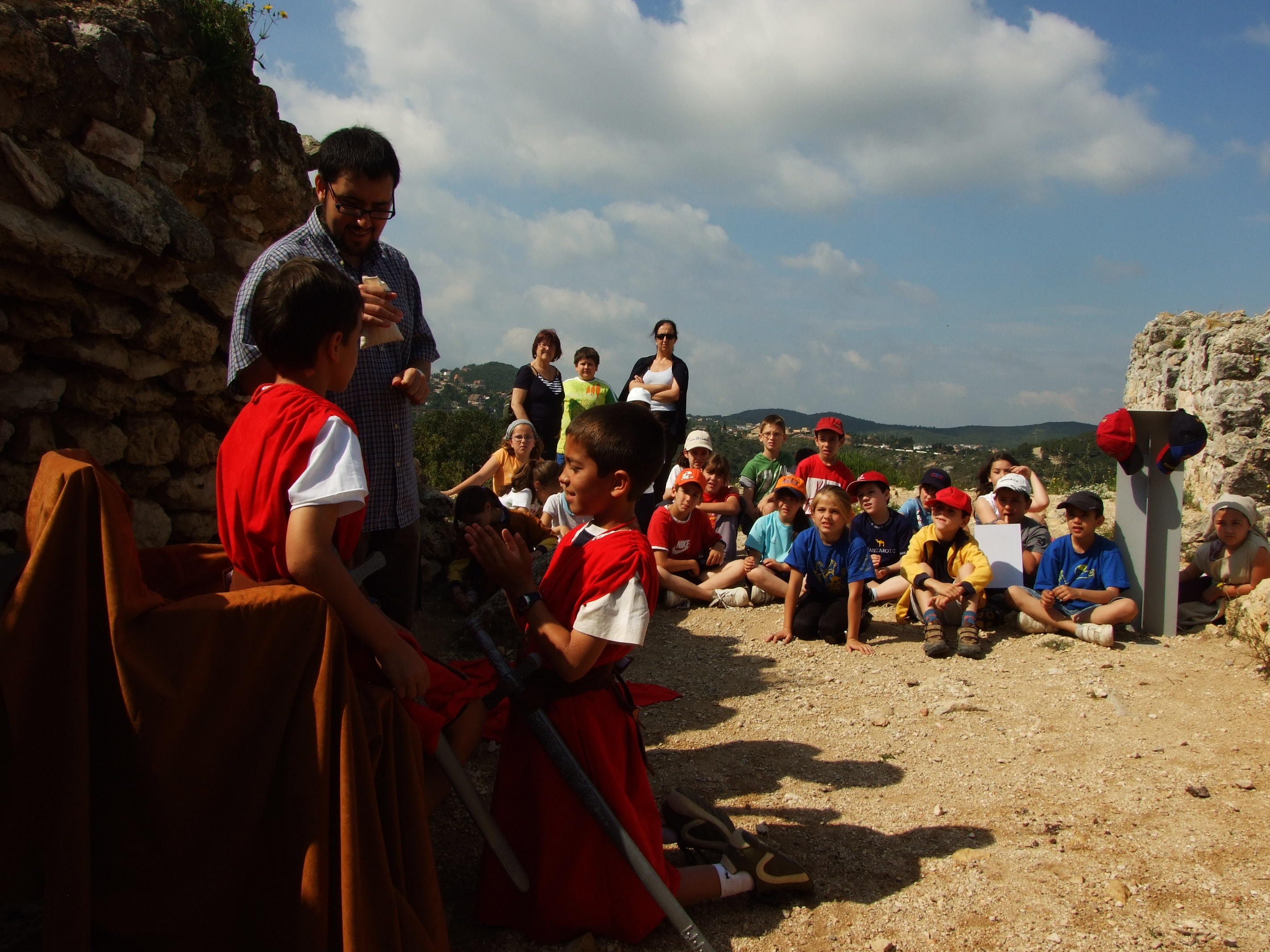 Una classe d'infants de primària participant d'una activitat a l'aire lliure.