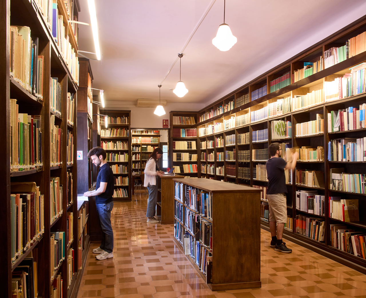 Gent en una biblioteca.