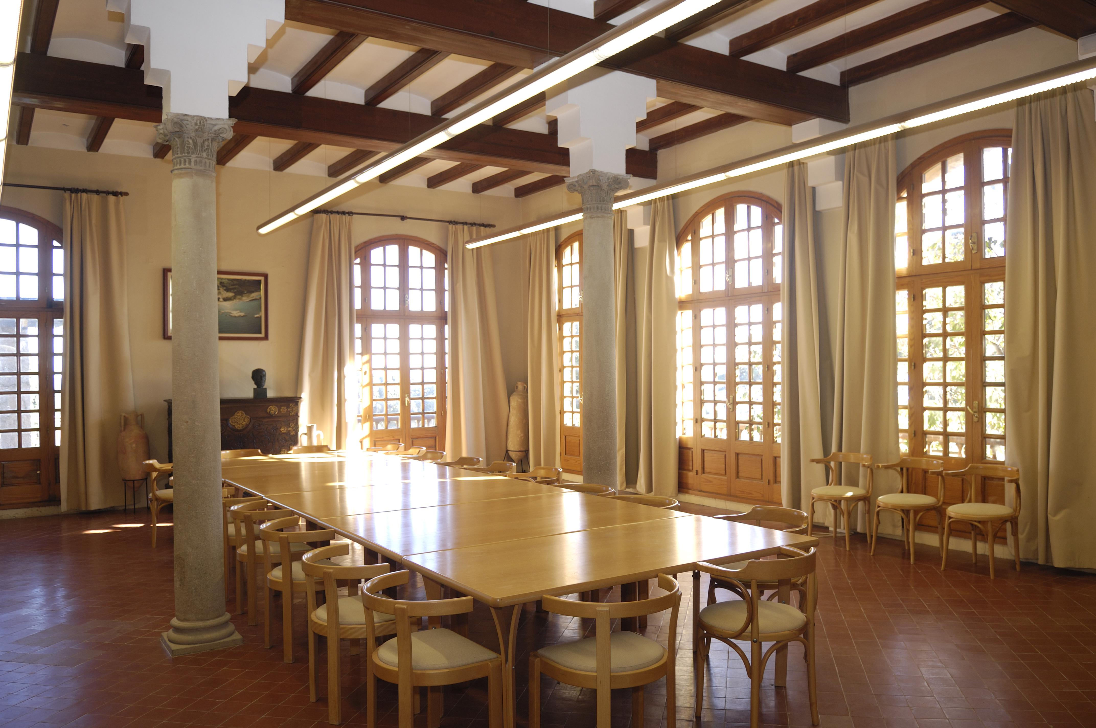 Interior d'una biblioteca amb finestrals.