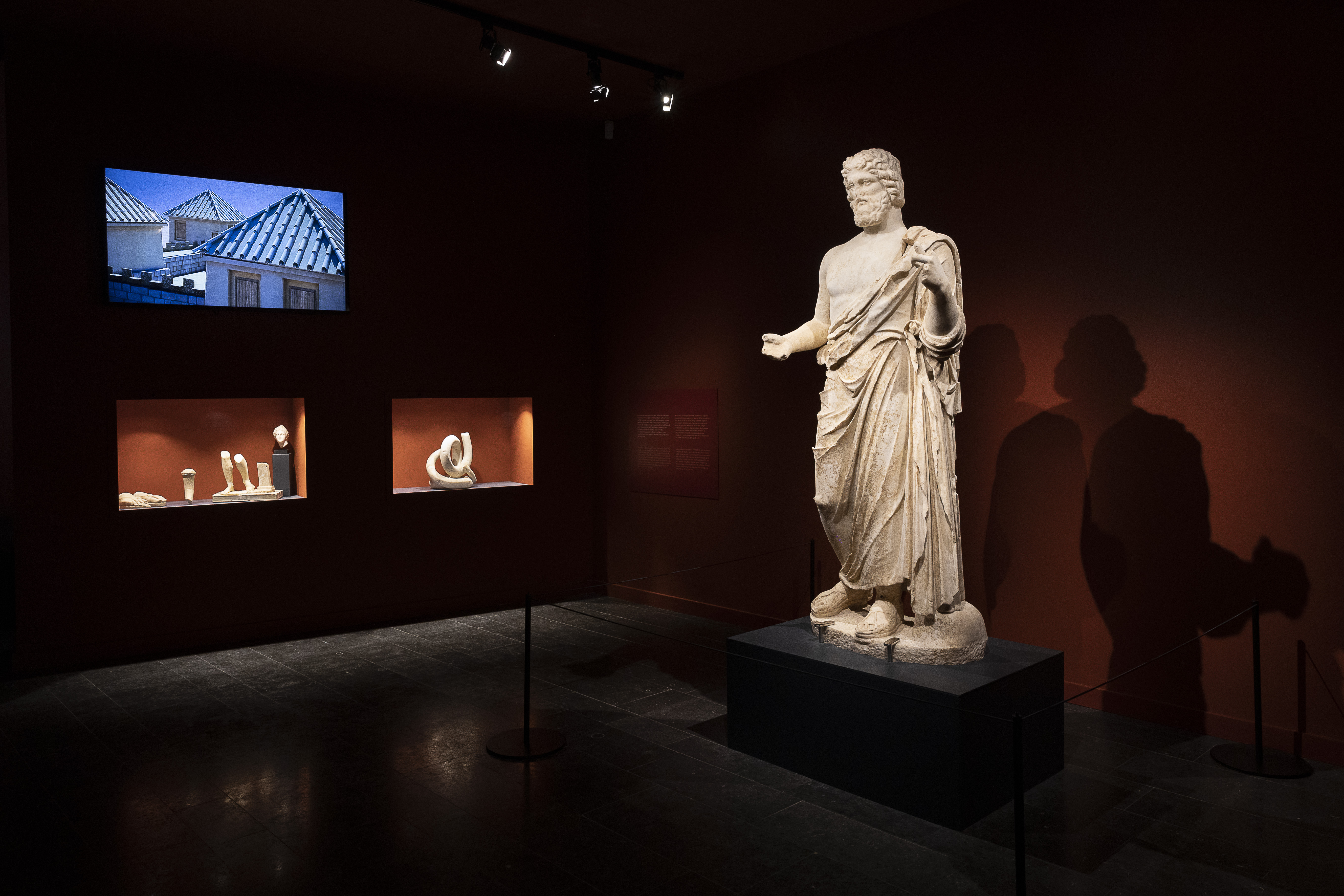 L'estàtua del Déu Asclepi exposada en un museu