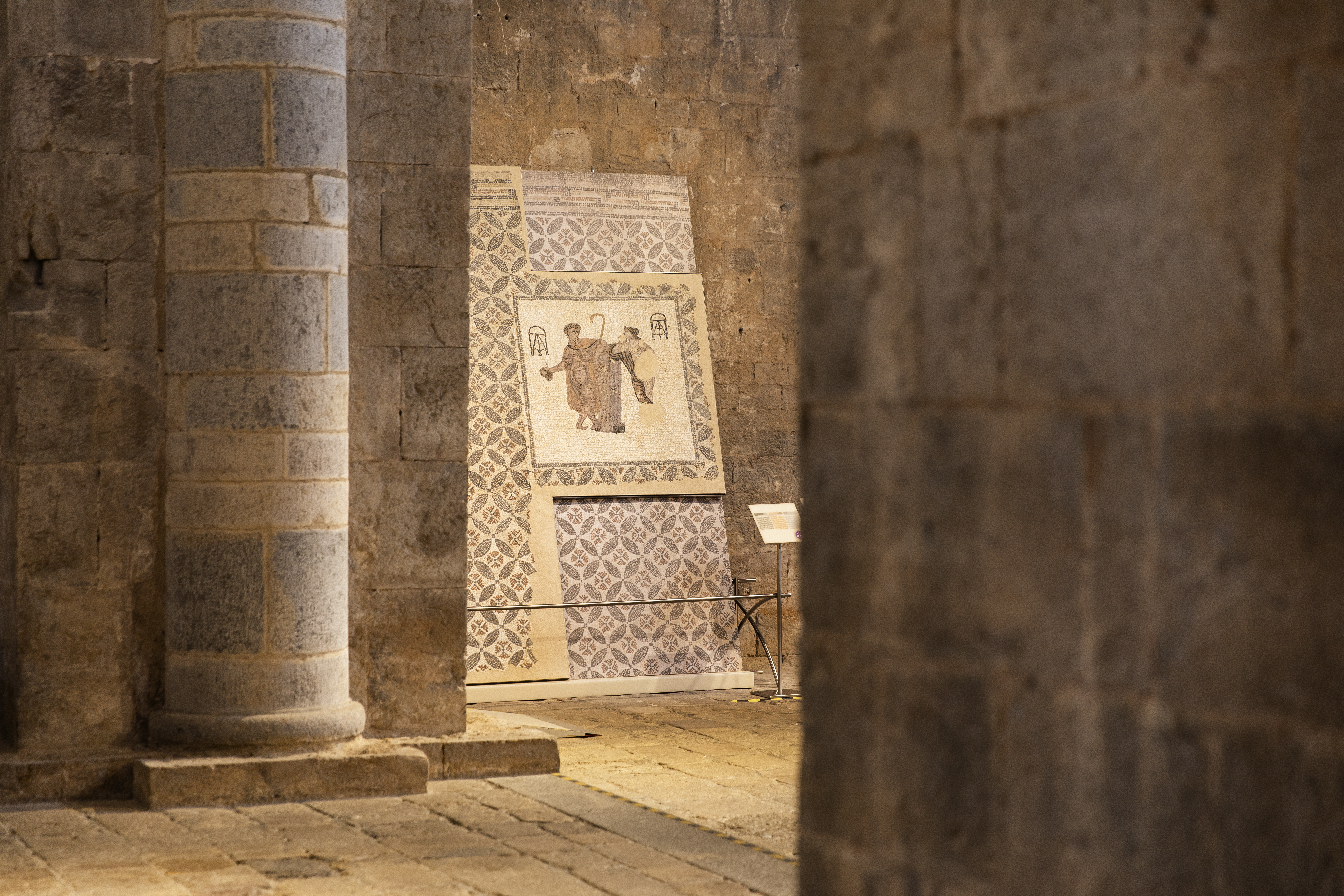 Mosaic romà entre columnes d'una església.