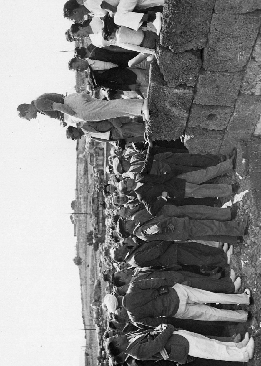 Gent en una biblioteca.
