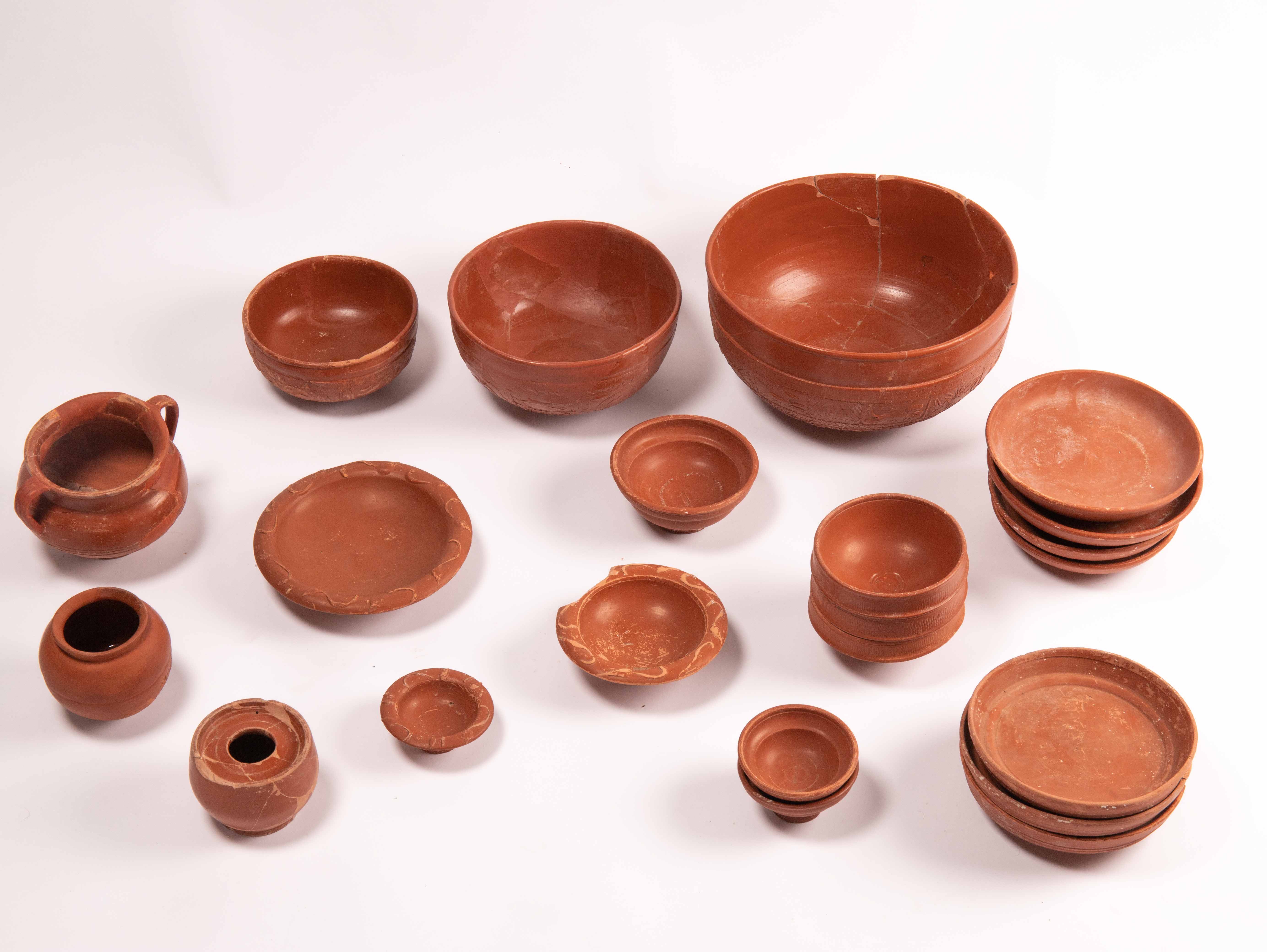 Diversos bols de ceràmica sigillata apilats.