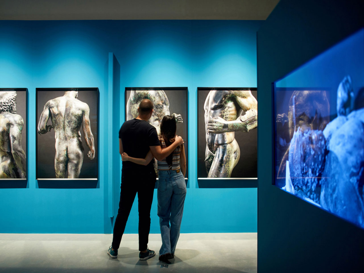 Dos visitants en una sala de museu.